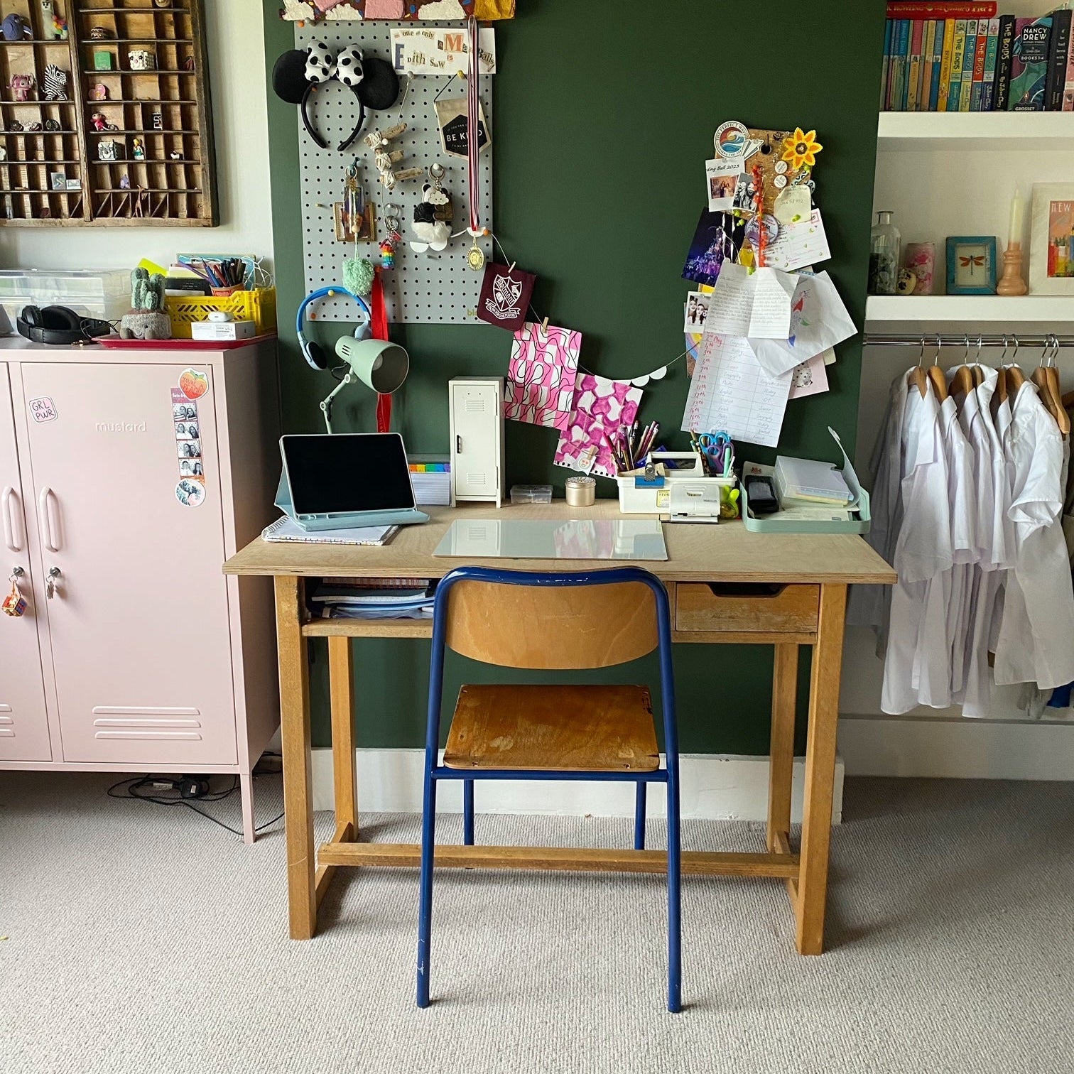 Choose the right desk for secondary school!