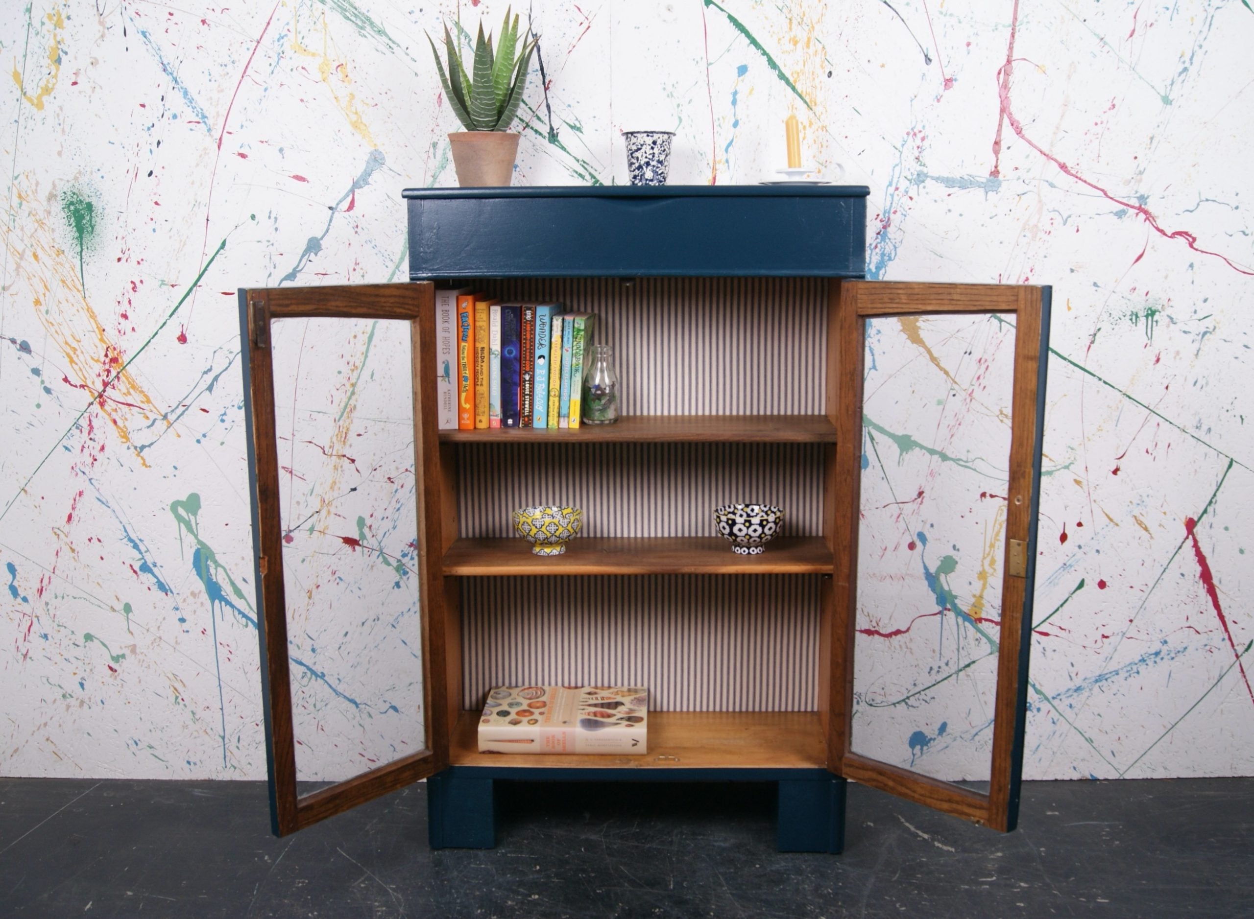 Hague-blue-glass-cabinet-7