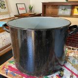 black-round-maggie