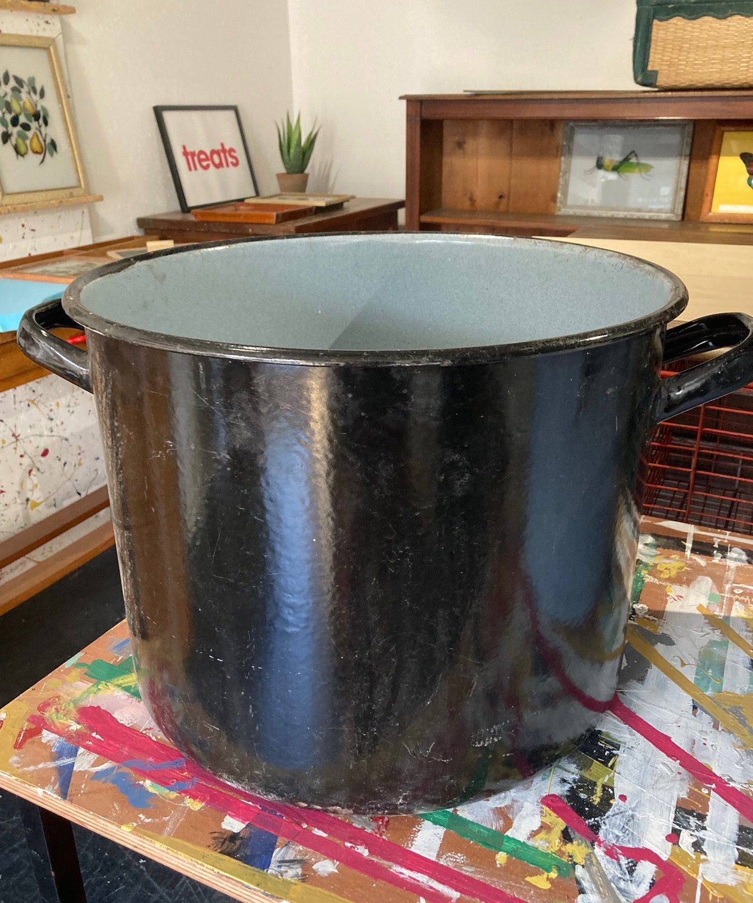 black-round-maggie