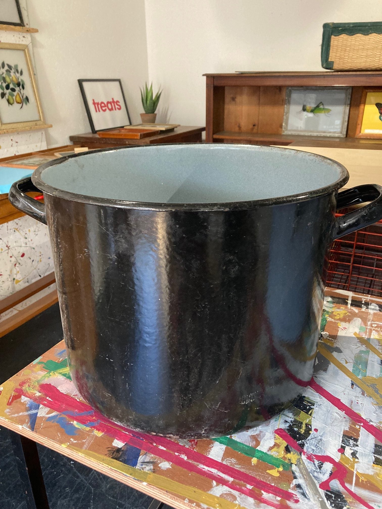 black-round-maggie