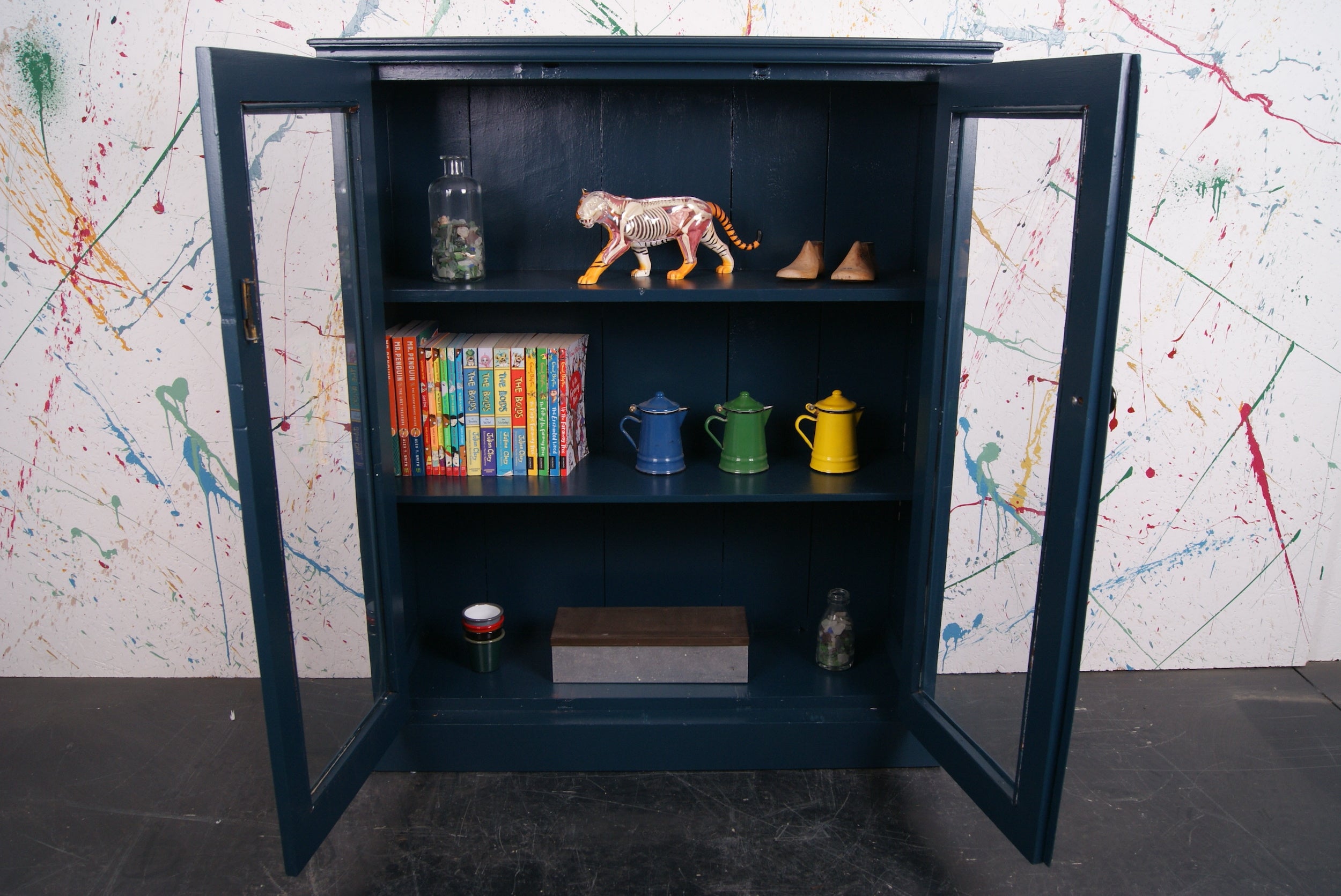 blue-glass-cabinet-1.