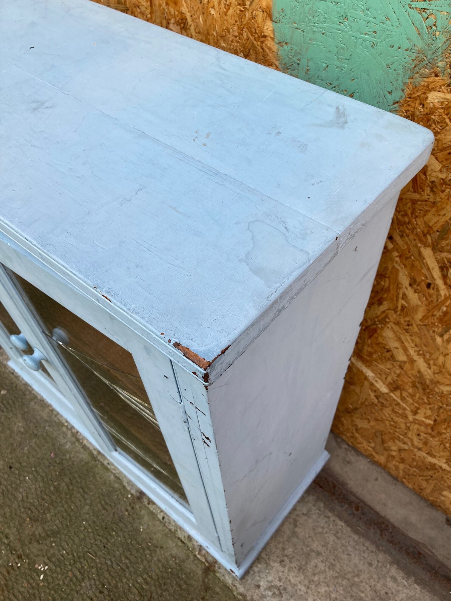 blue-glass-cabinet-2