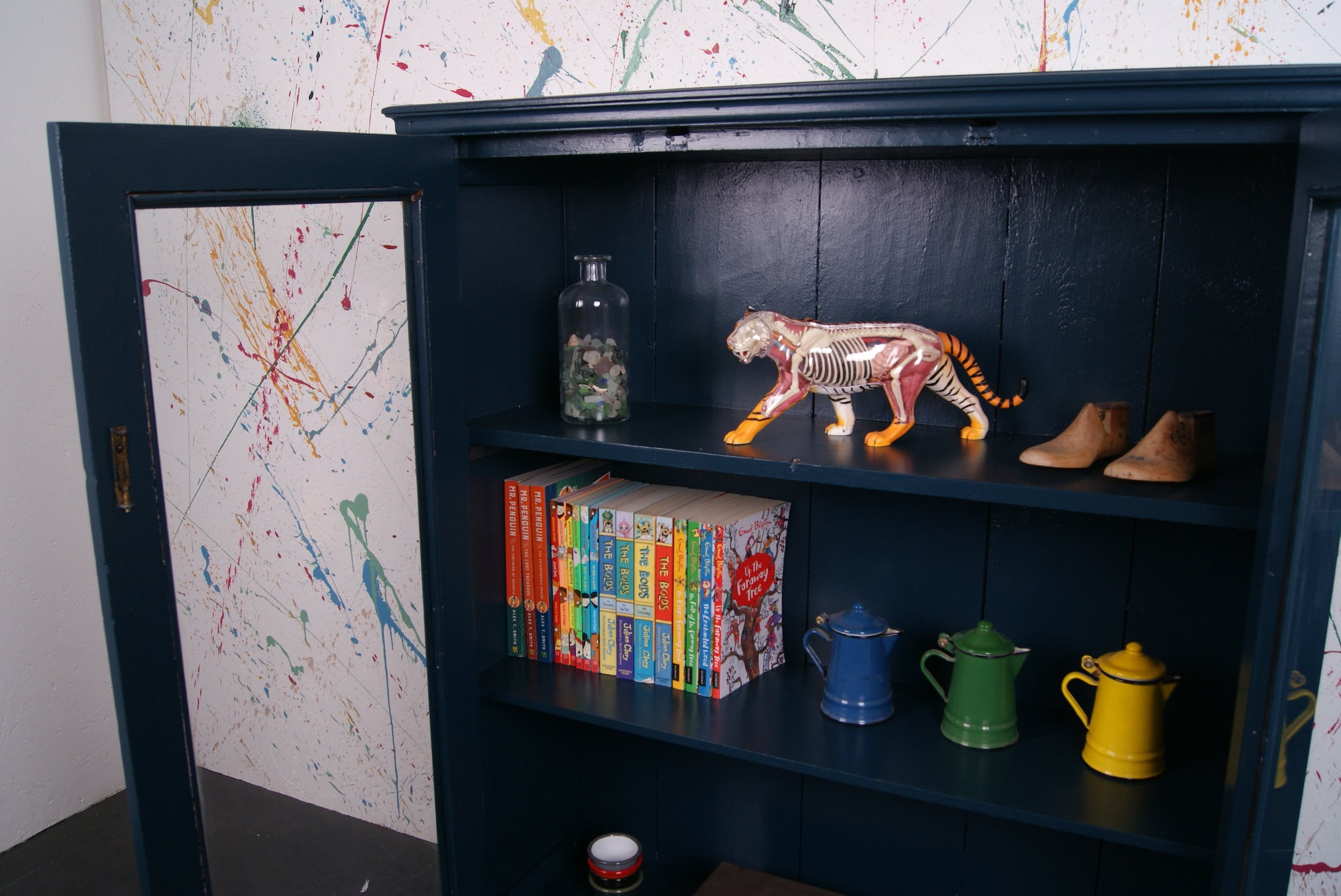 blue-glass-cabinet-2