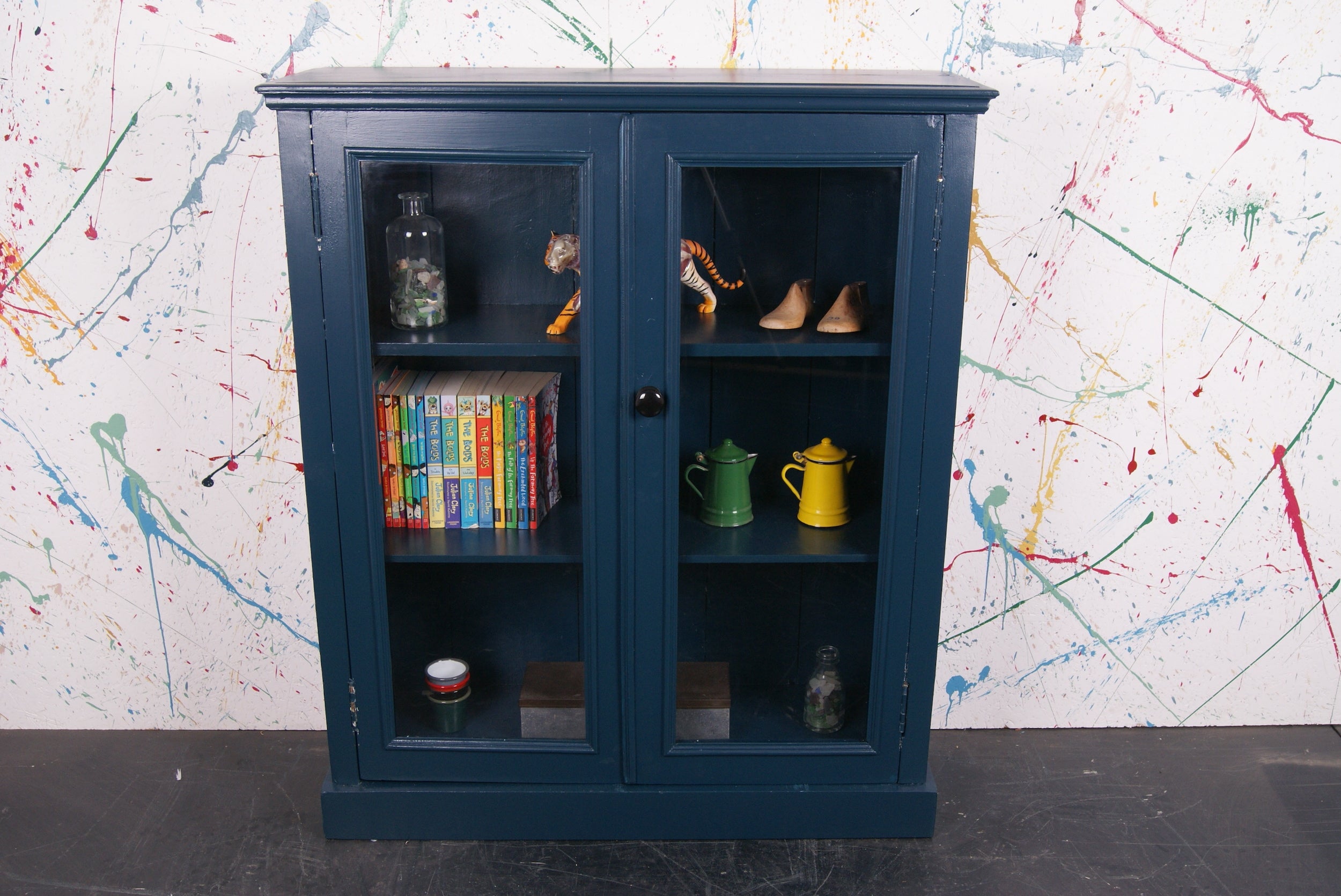 blue-glass-cabinet-3