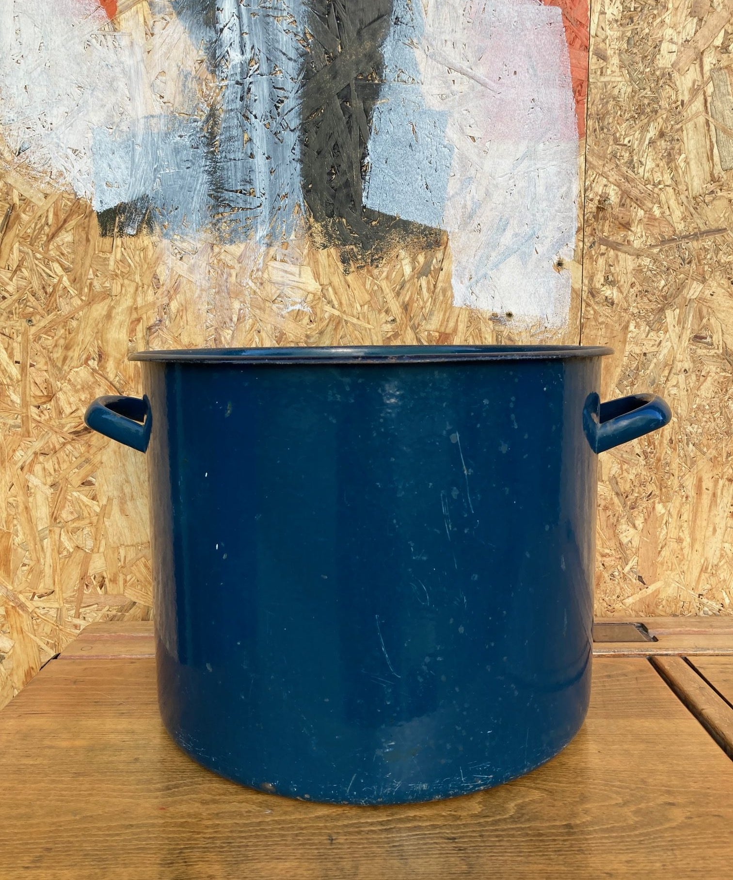 blue-round-enamel-maggie-1