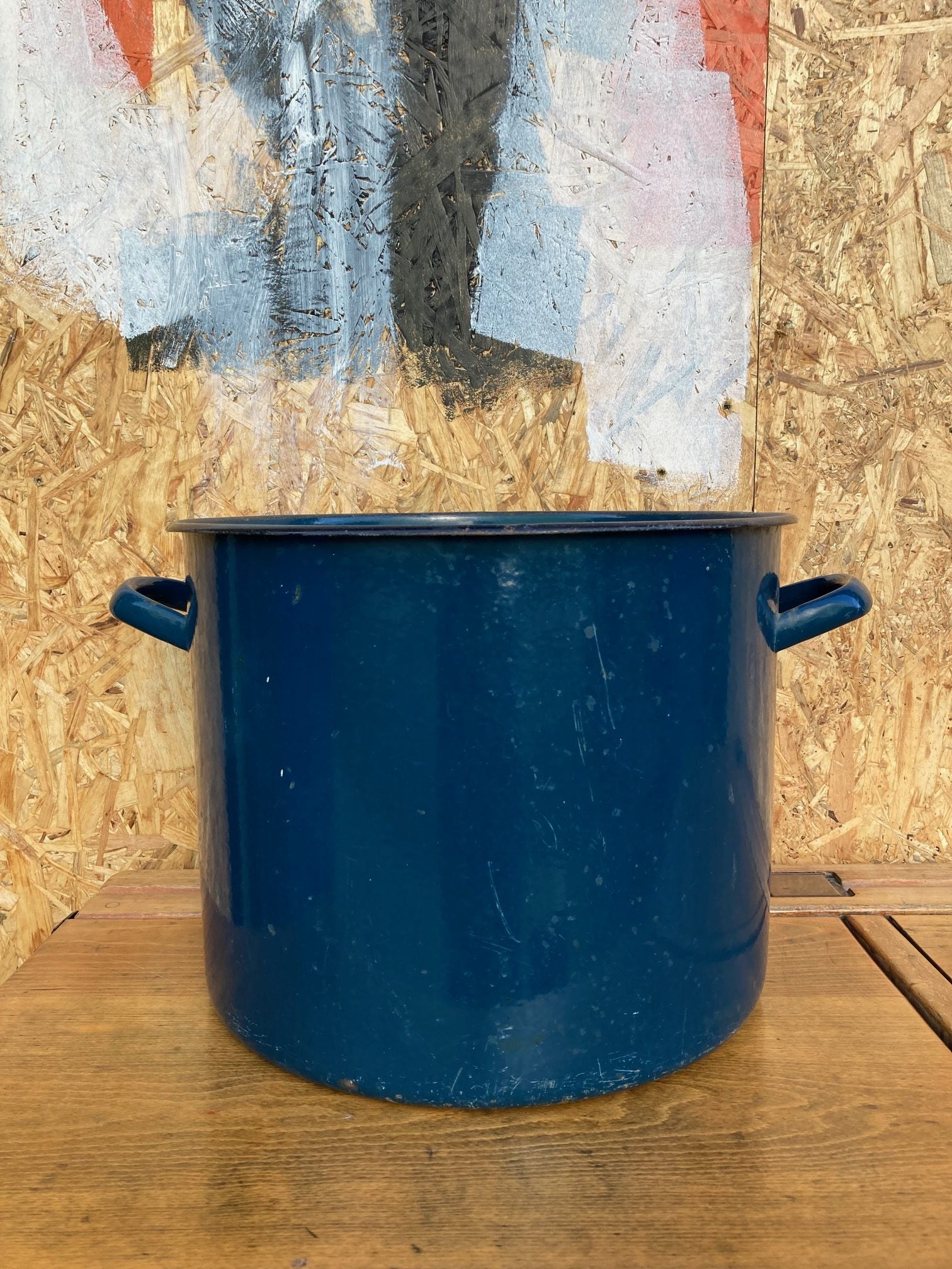 blue-round-enamel-maggie-1