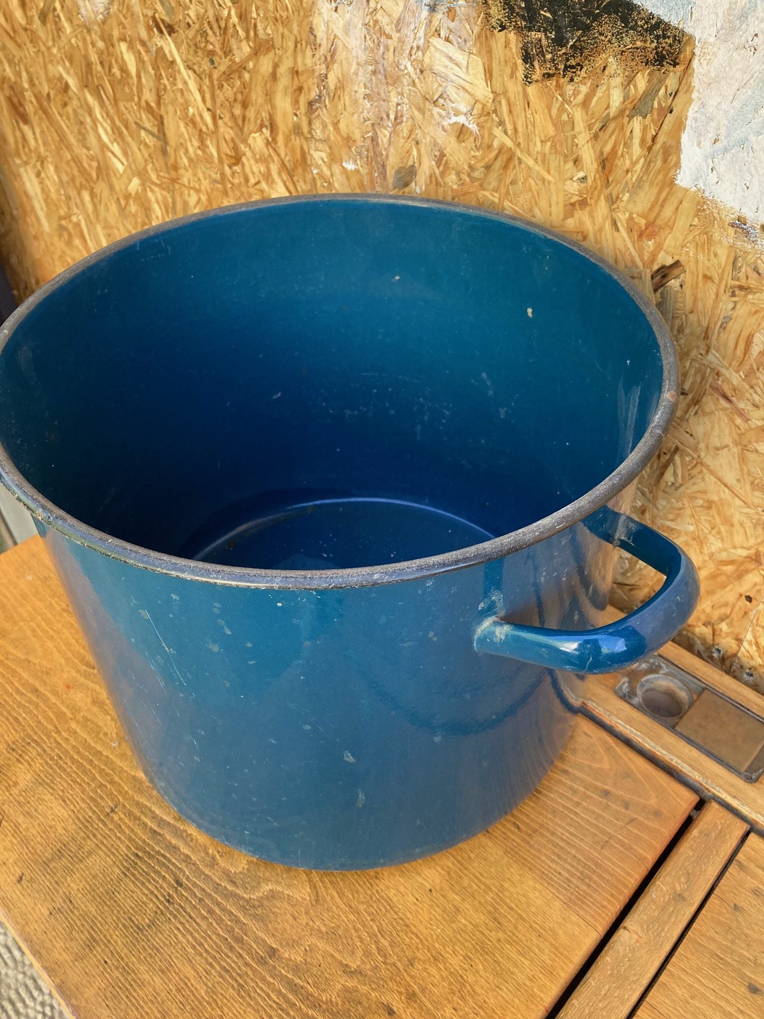 blue-round-enamel-maggie-2