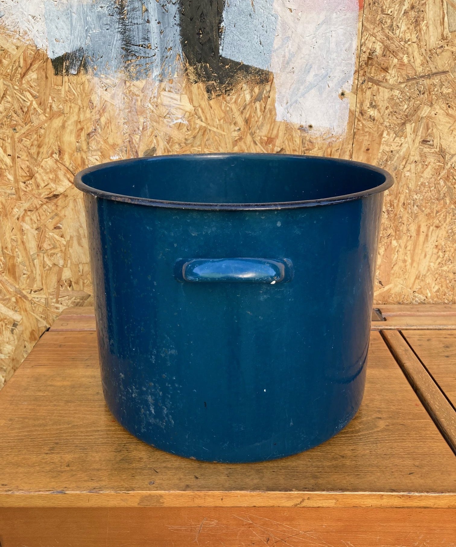 blue-round-enamel-maggie-3