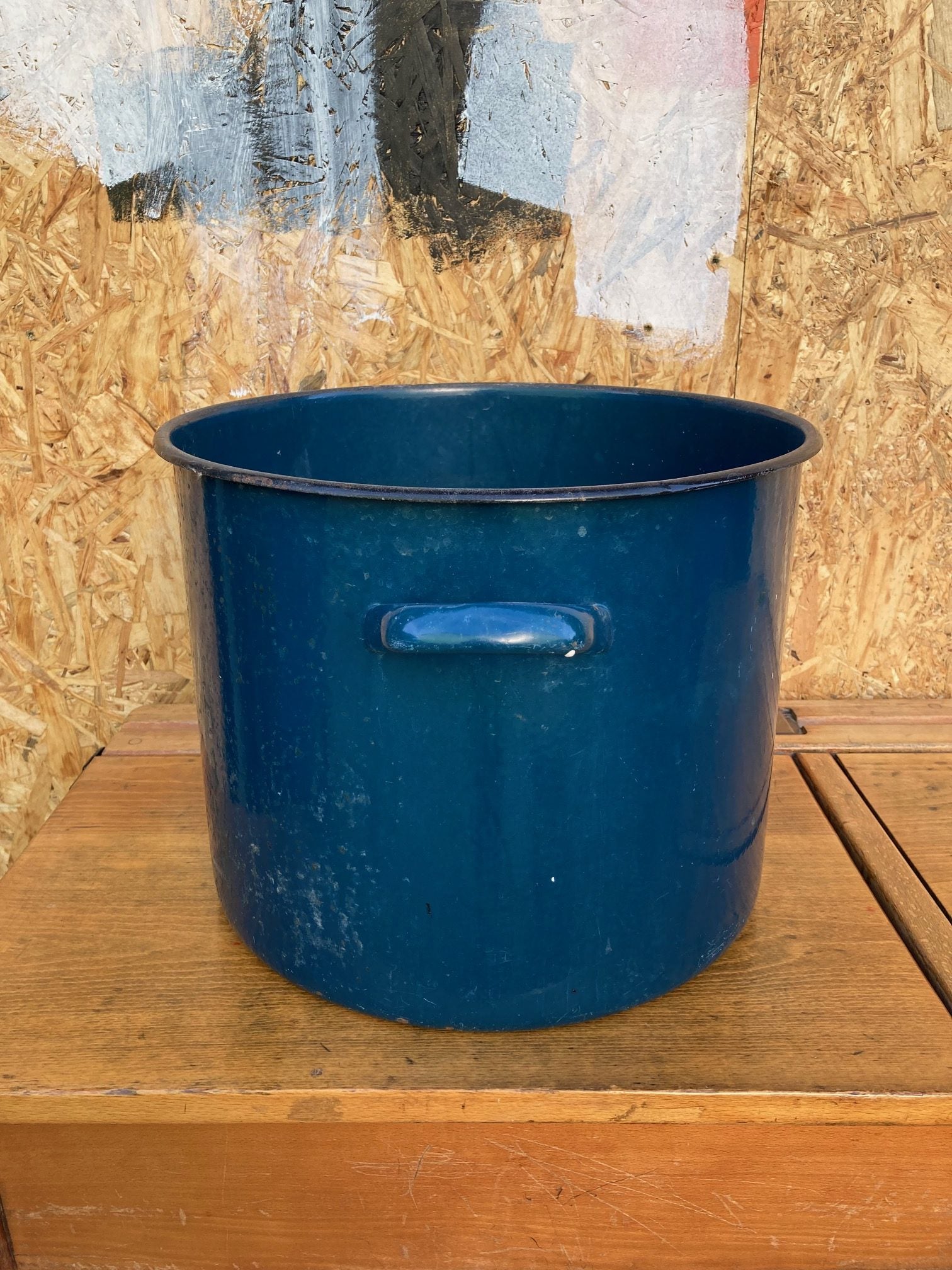 blue-round-enamel-maggie-3