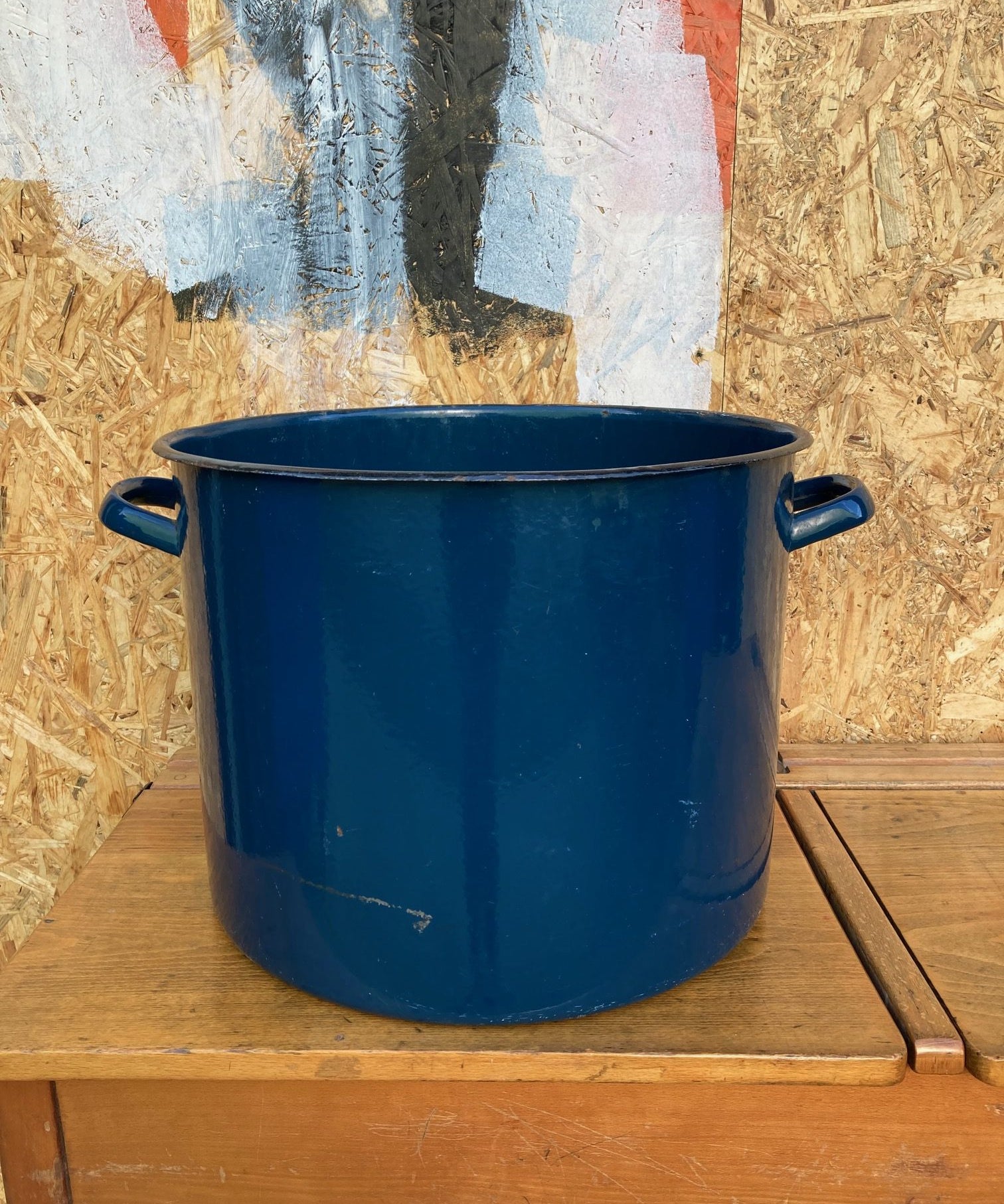 dark-blue-round-enamel-maggie-1