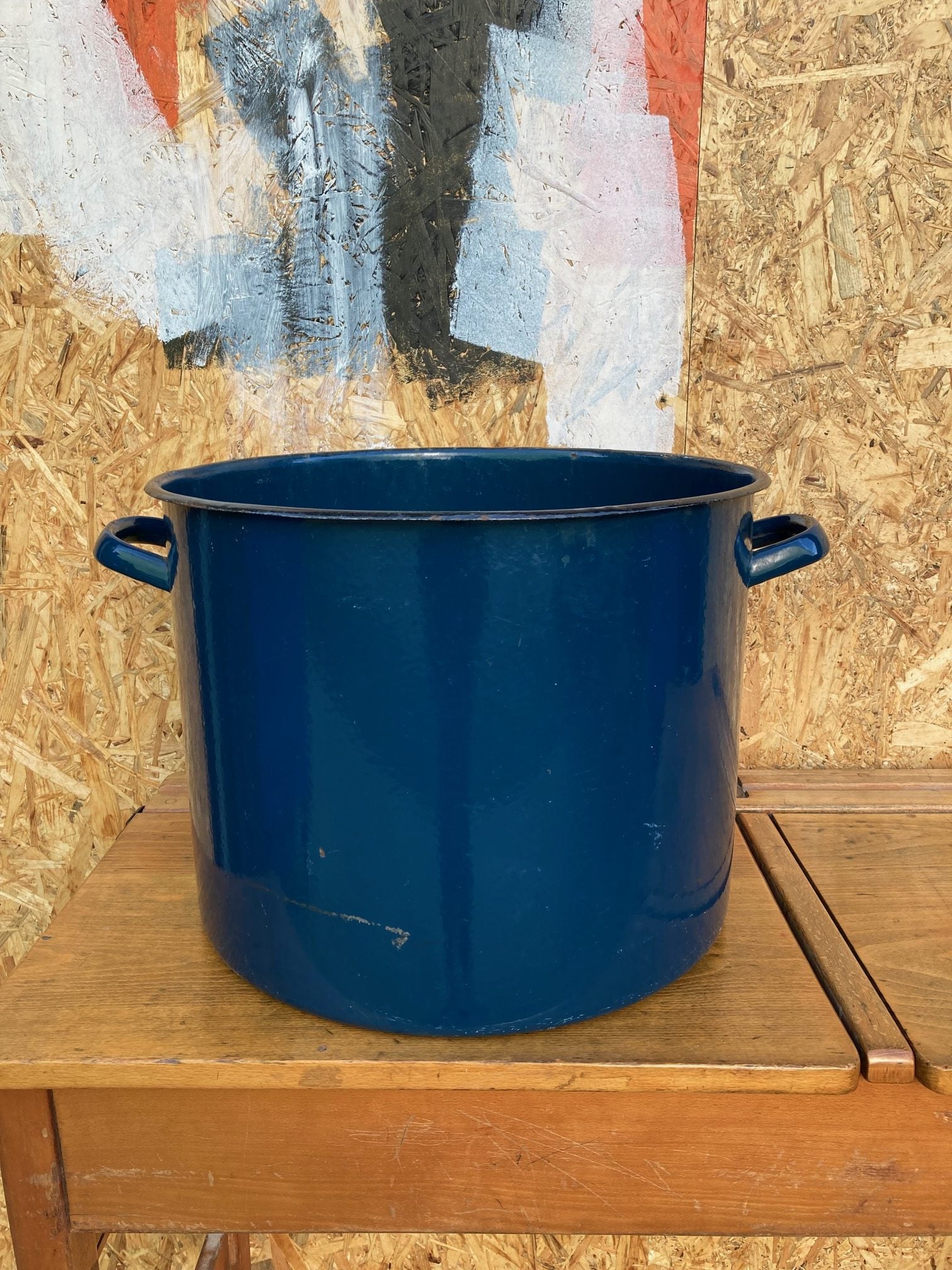 dark-blue-round-enamel-maggie-1