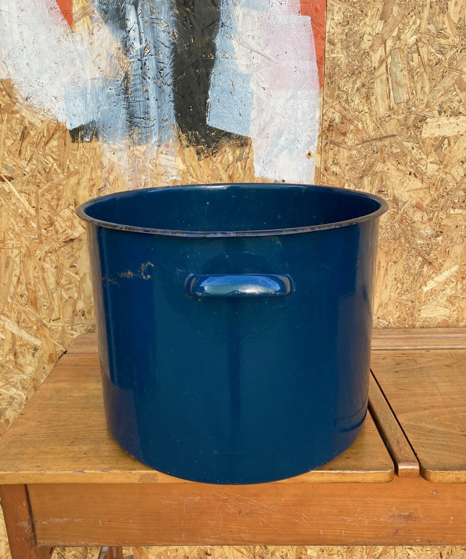 dark-blue-round-enamel-maggie-5