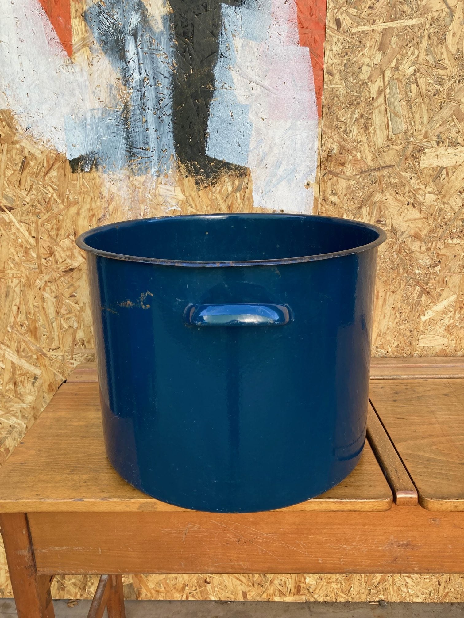 dark-blue-round-enamel-maggie-5