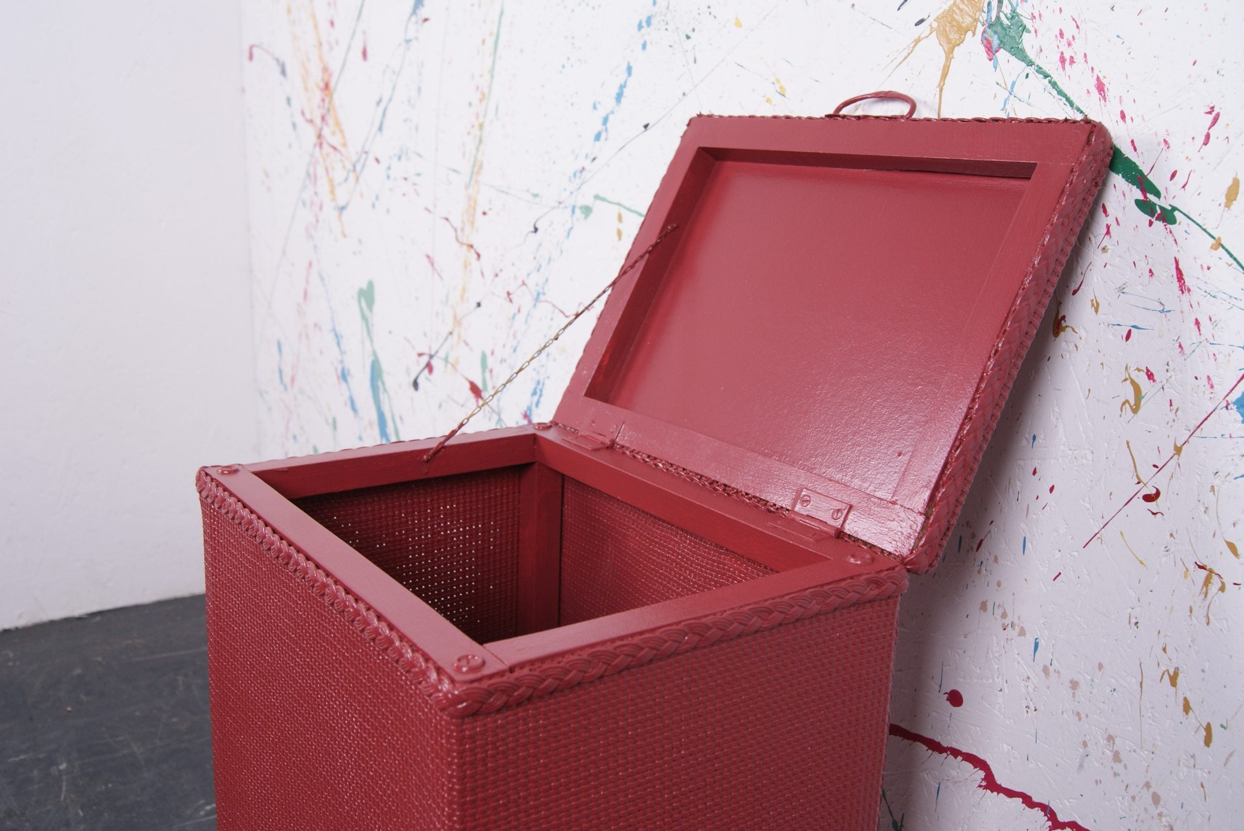 eating-room-red-laundry-basket-2