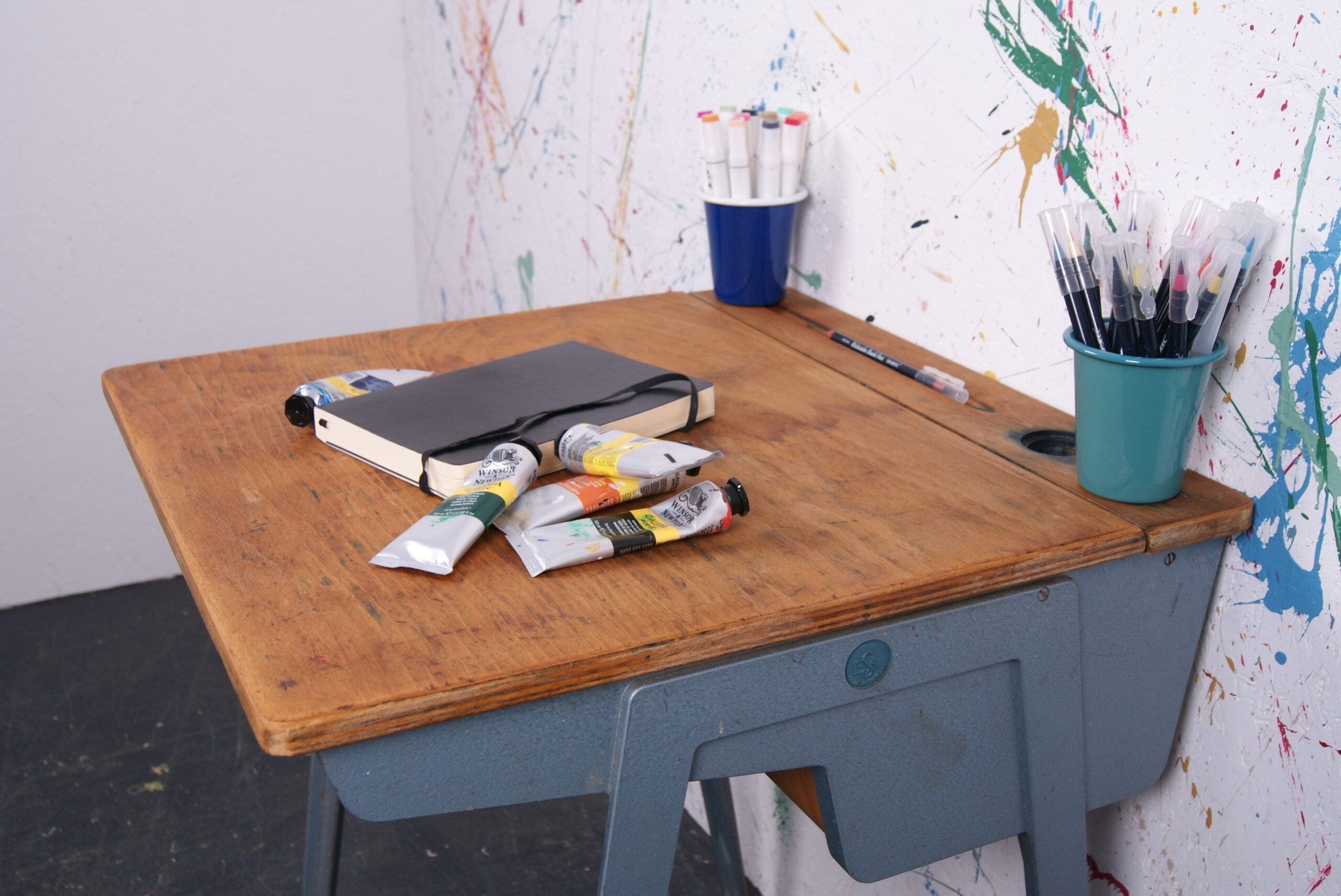 esavian-compass-legged-desk-1