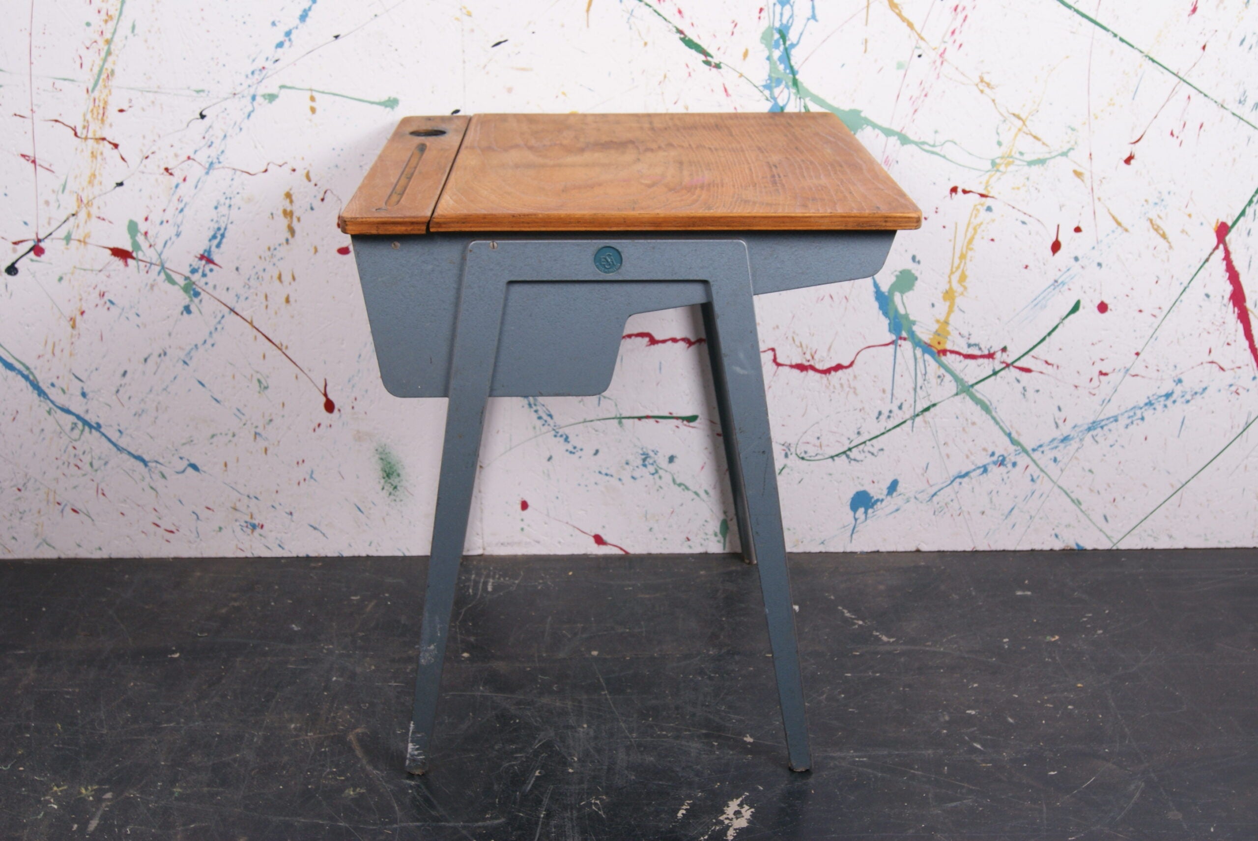 esavian-compass-legged-desk-3