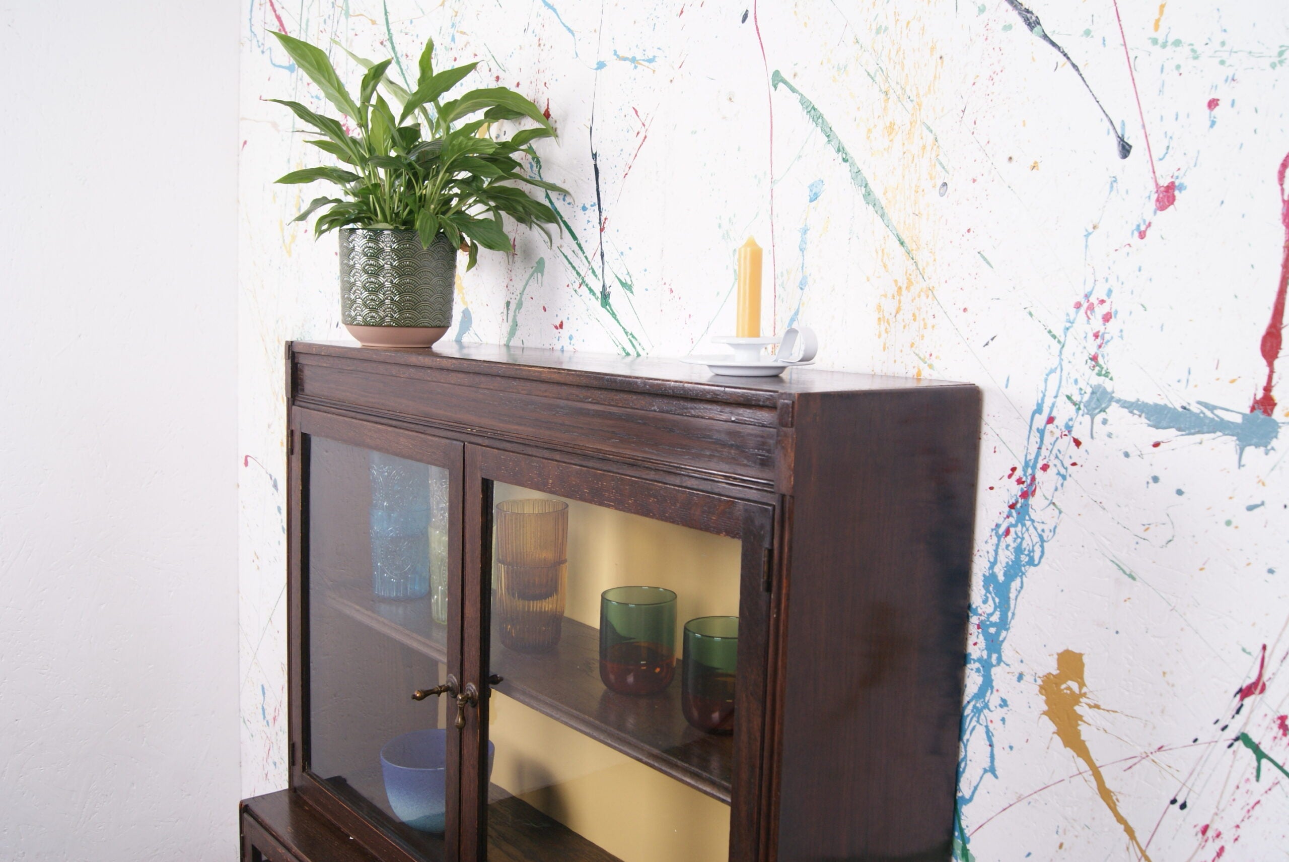 esavian-glass-cabinet-yellow-back-10