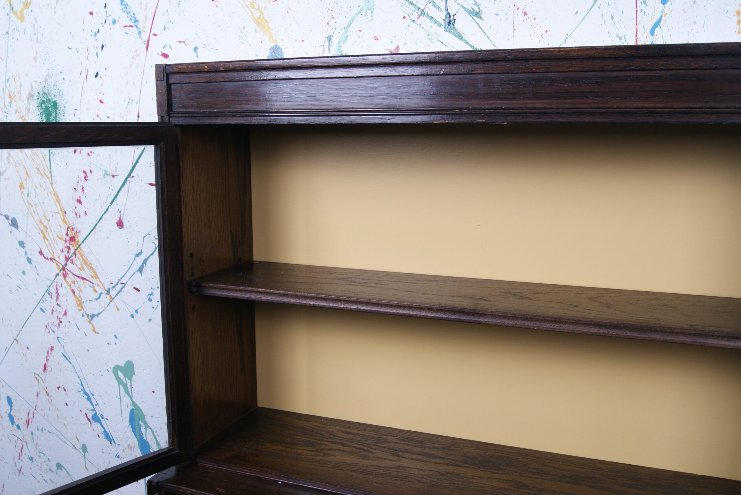 esavian-glass-cabinet-yellow-back-3