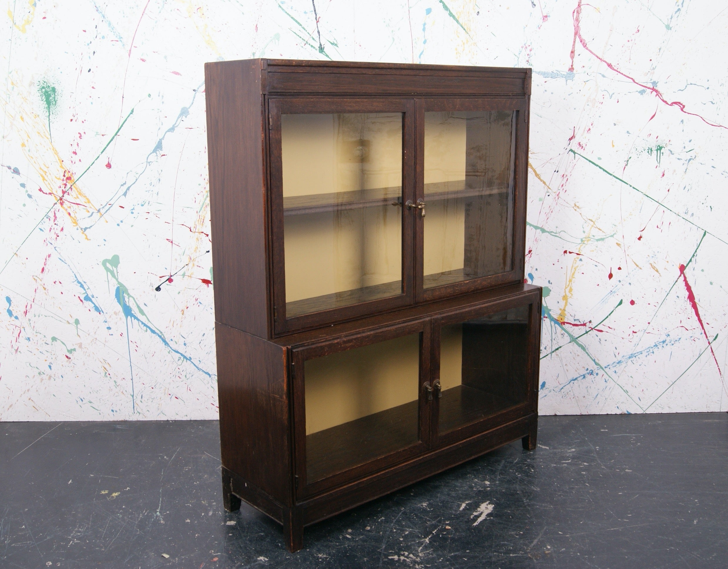 esavian-glass-cabinet-yellow-back-4