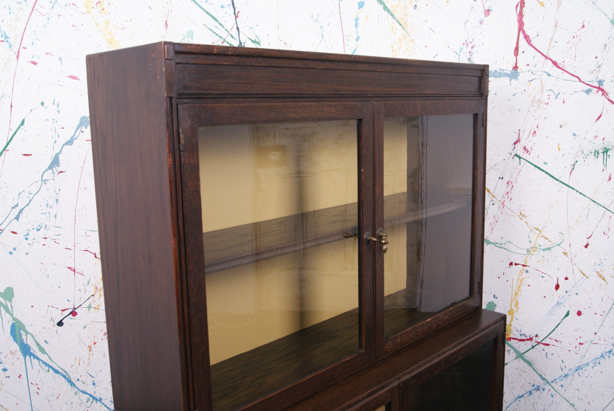 esavian-glass-cabinet-yellow-back-5