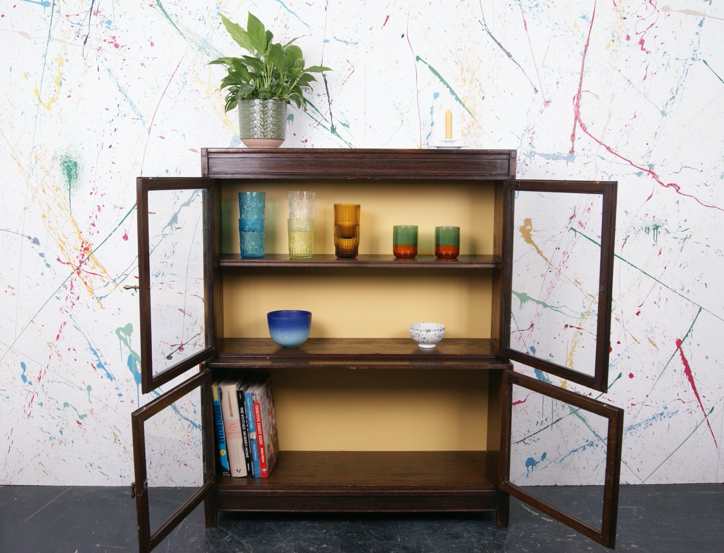 esavian-glass-cabinet-yellow-back-6