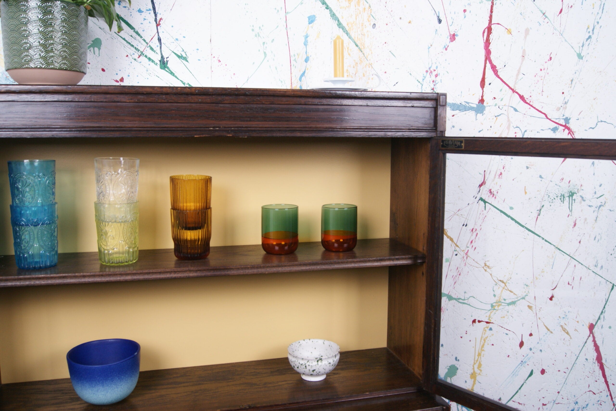 esavian-glass-cabinet-yellow-back-7