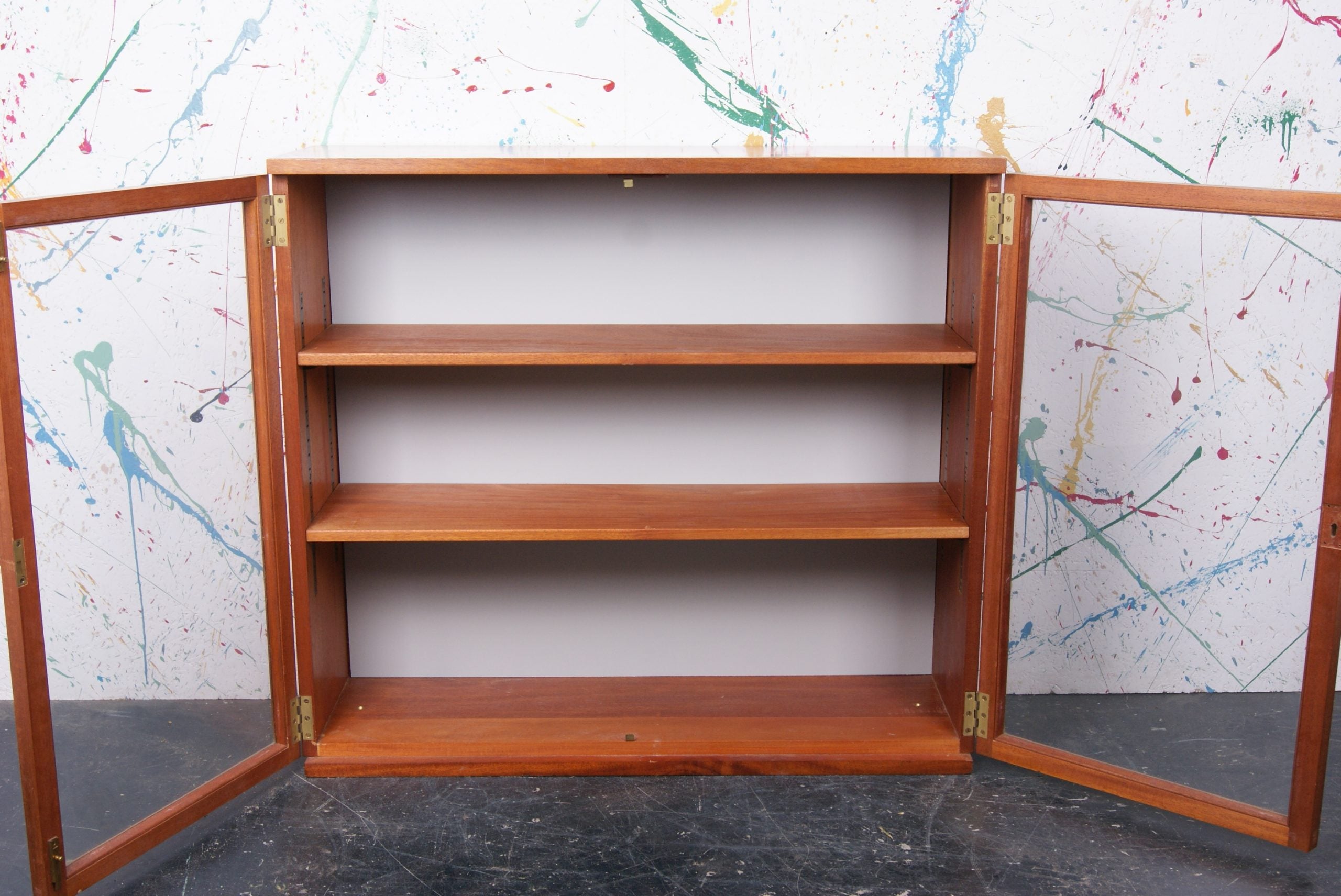 floor-glass-cabinet-1