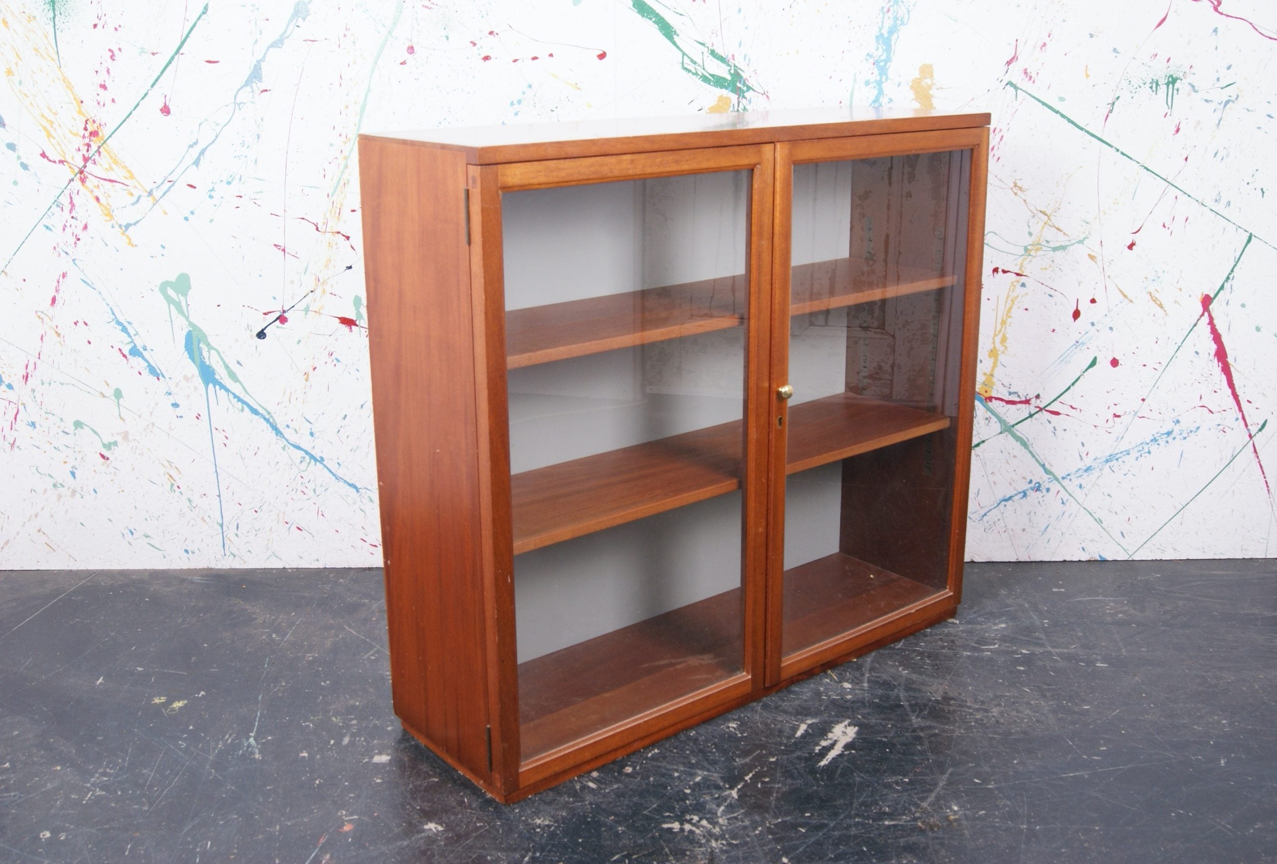 floor-glass-cabinet-2