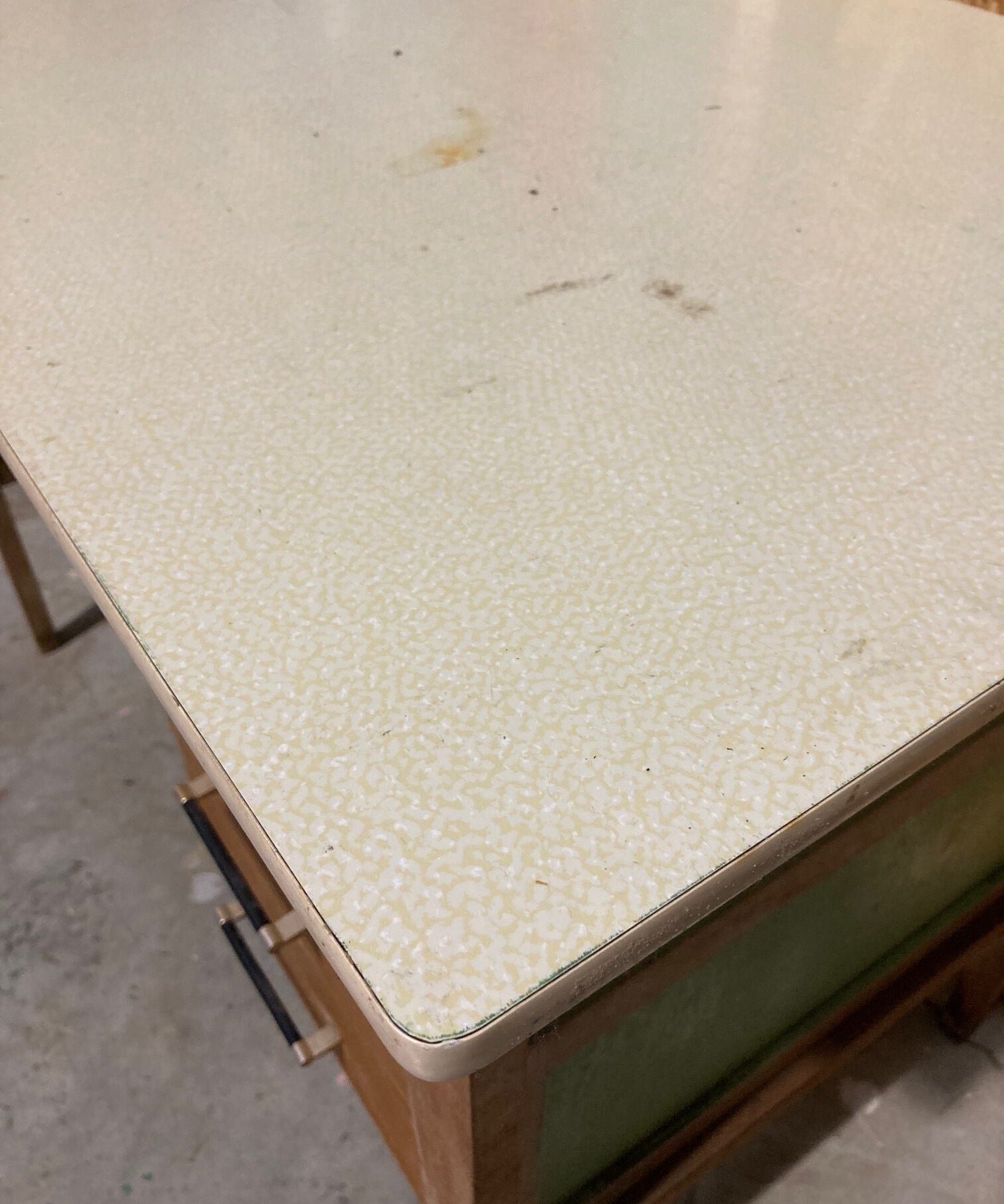 formica-desk-3