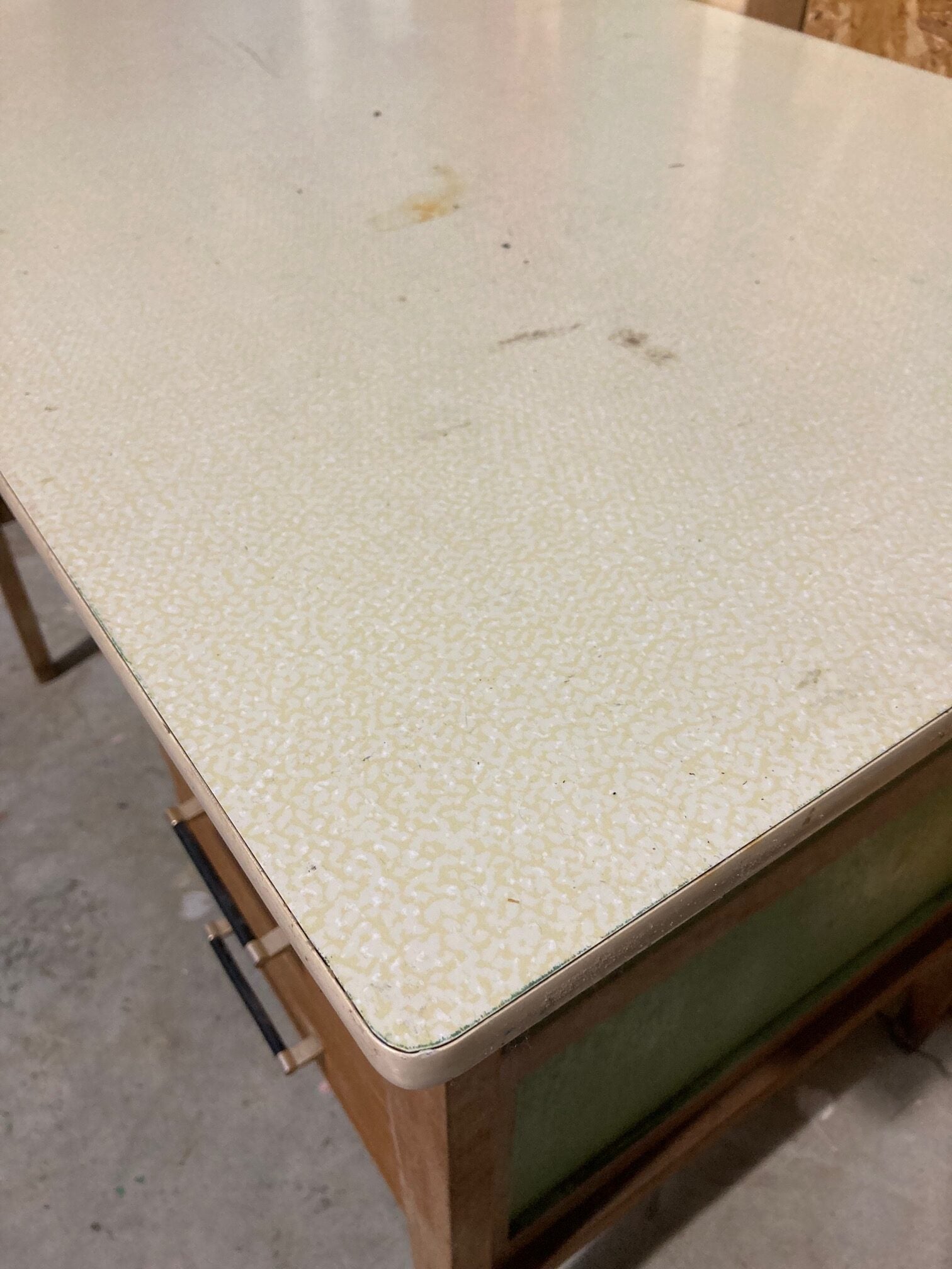 formica-desk-3