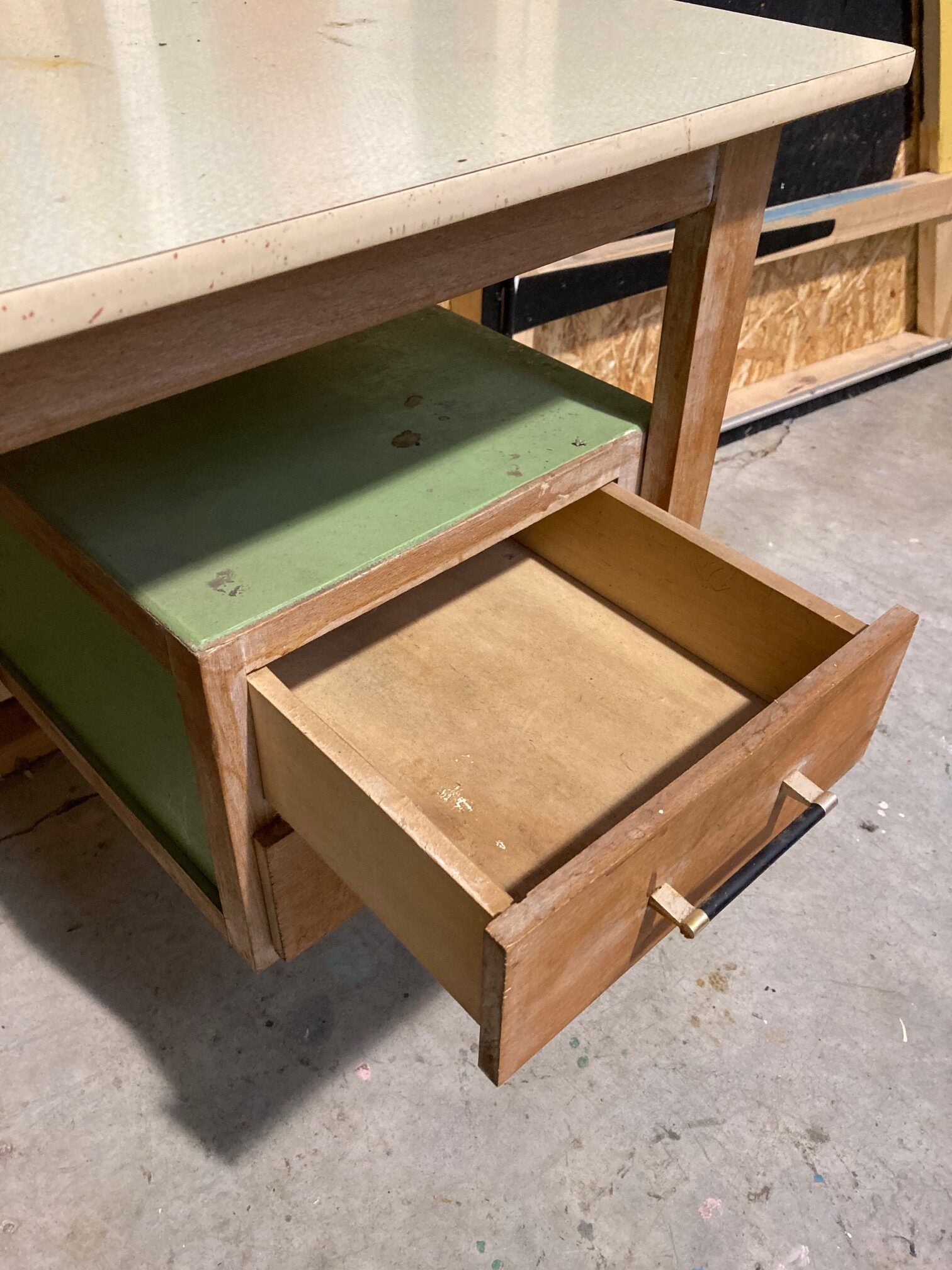 formica-desk-4