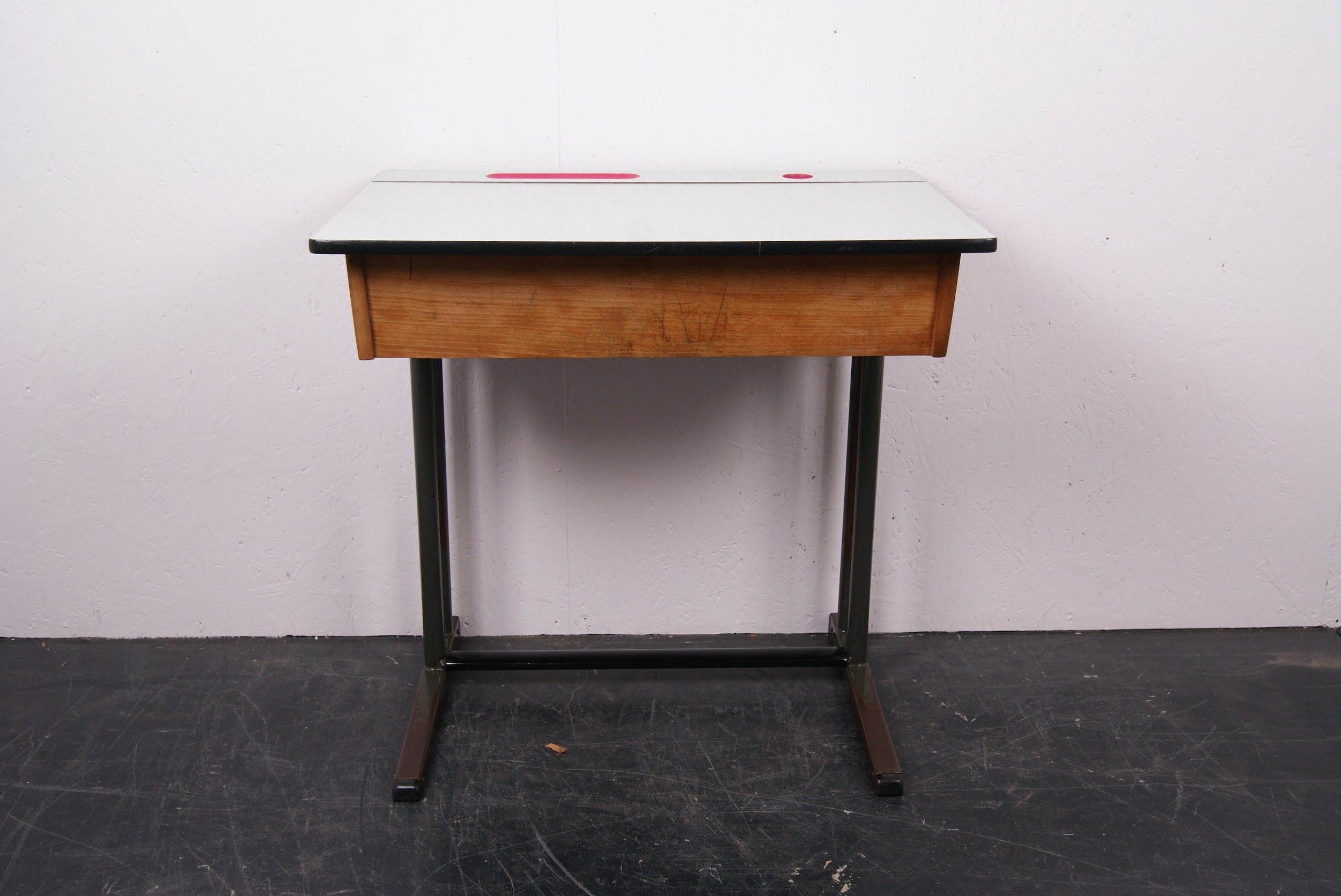 formica-topped-desk-1