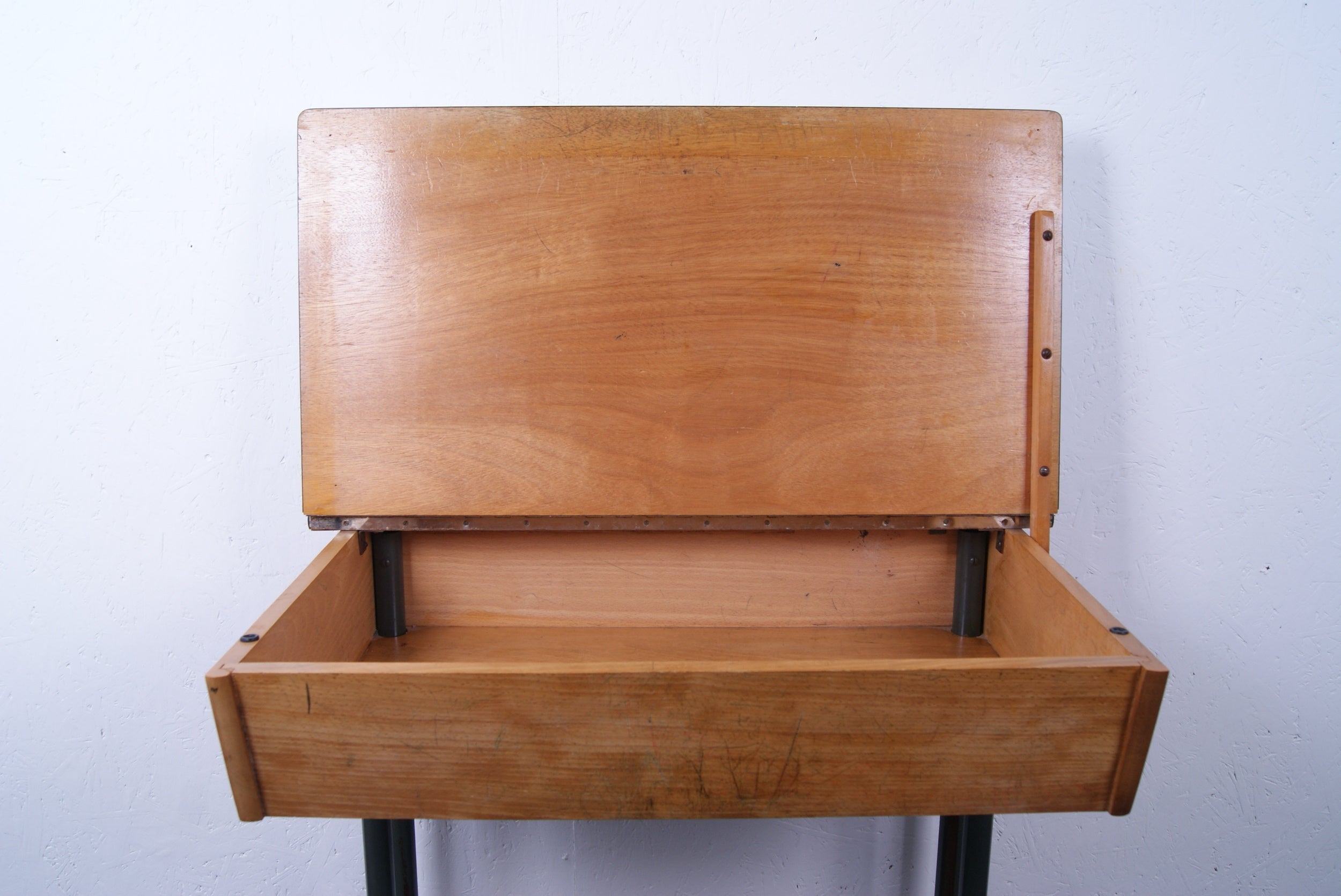 formica-topped-desk-3