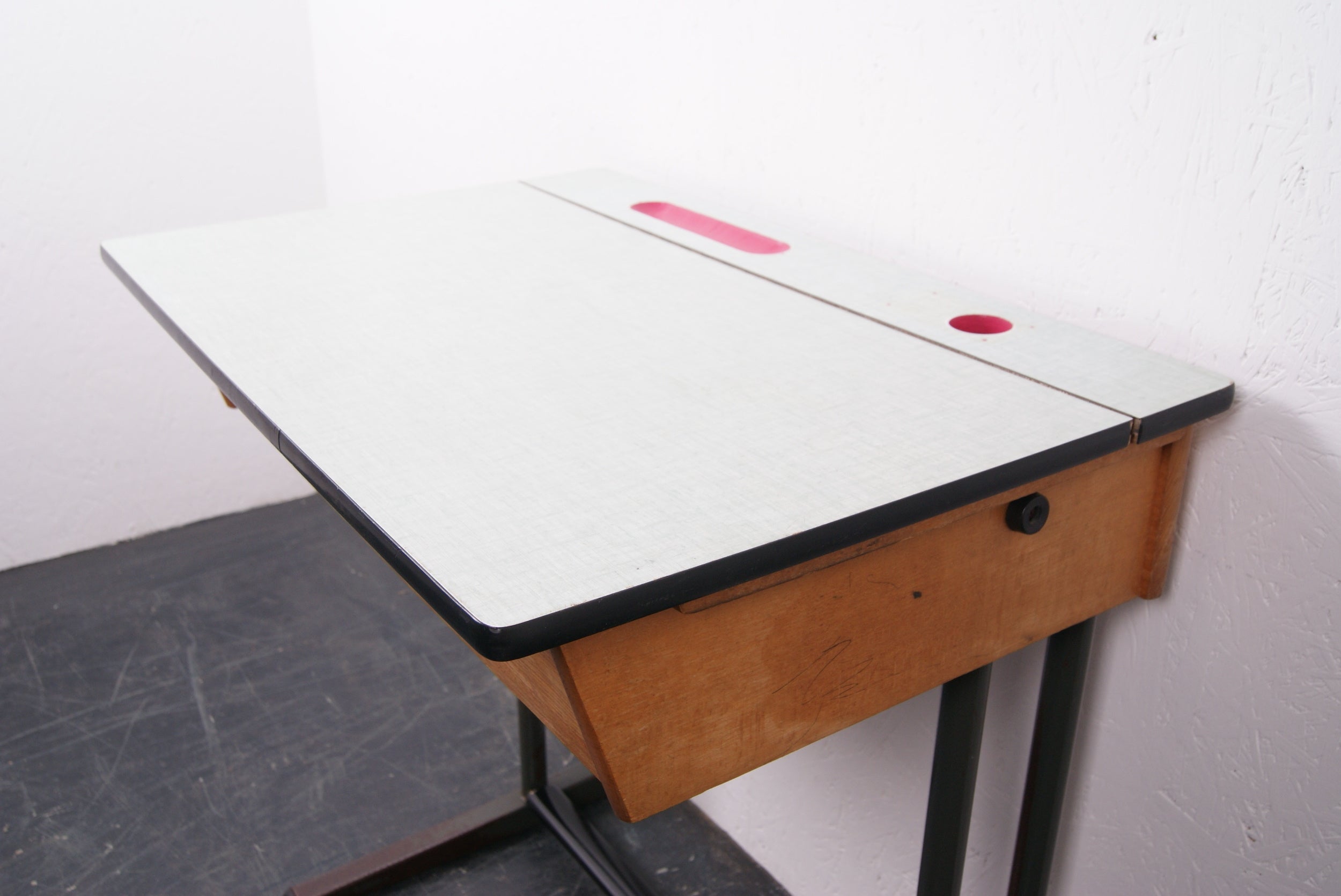formica-topped-desk-4