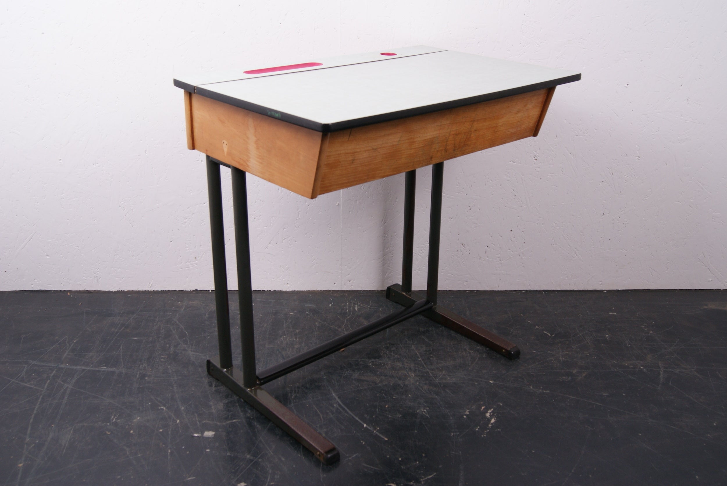 formica-topped-desk-5