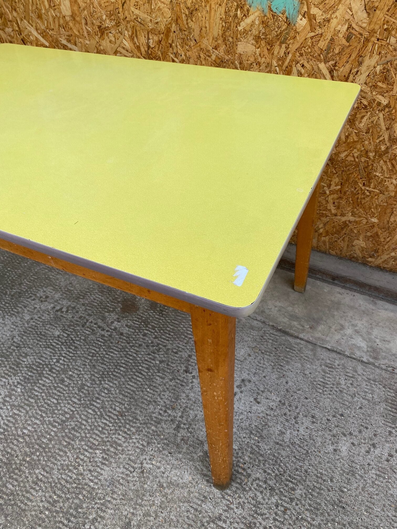 formica-yellow-table-2