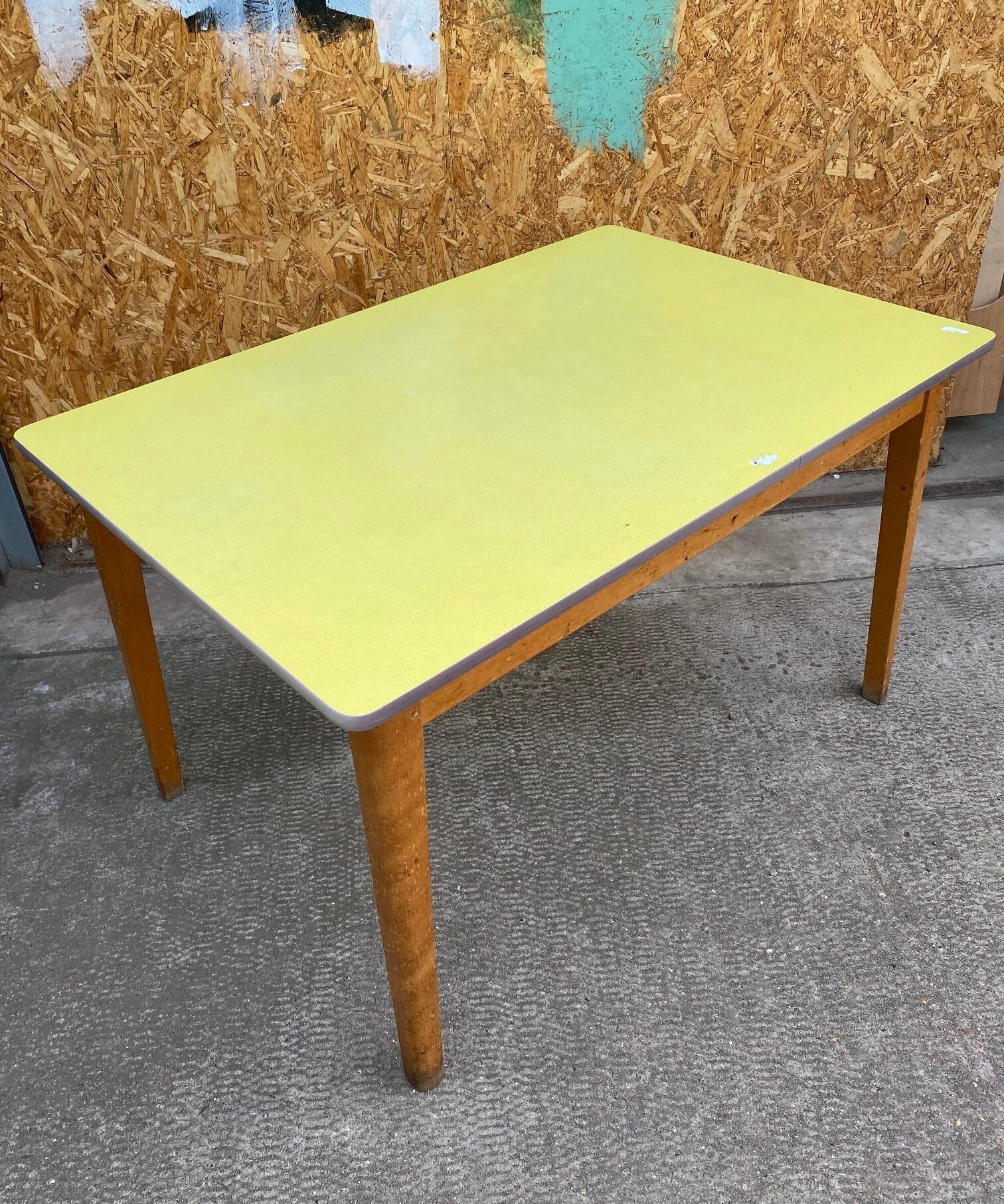 formica-yellow-table-4