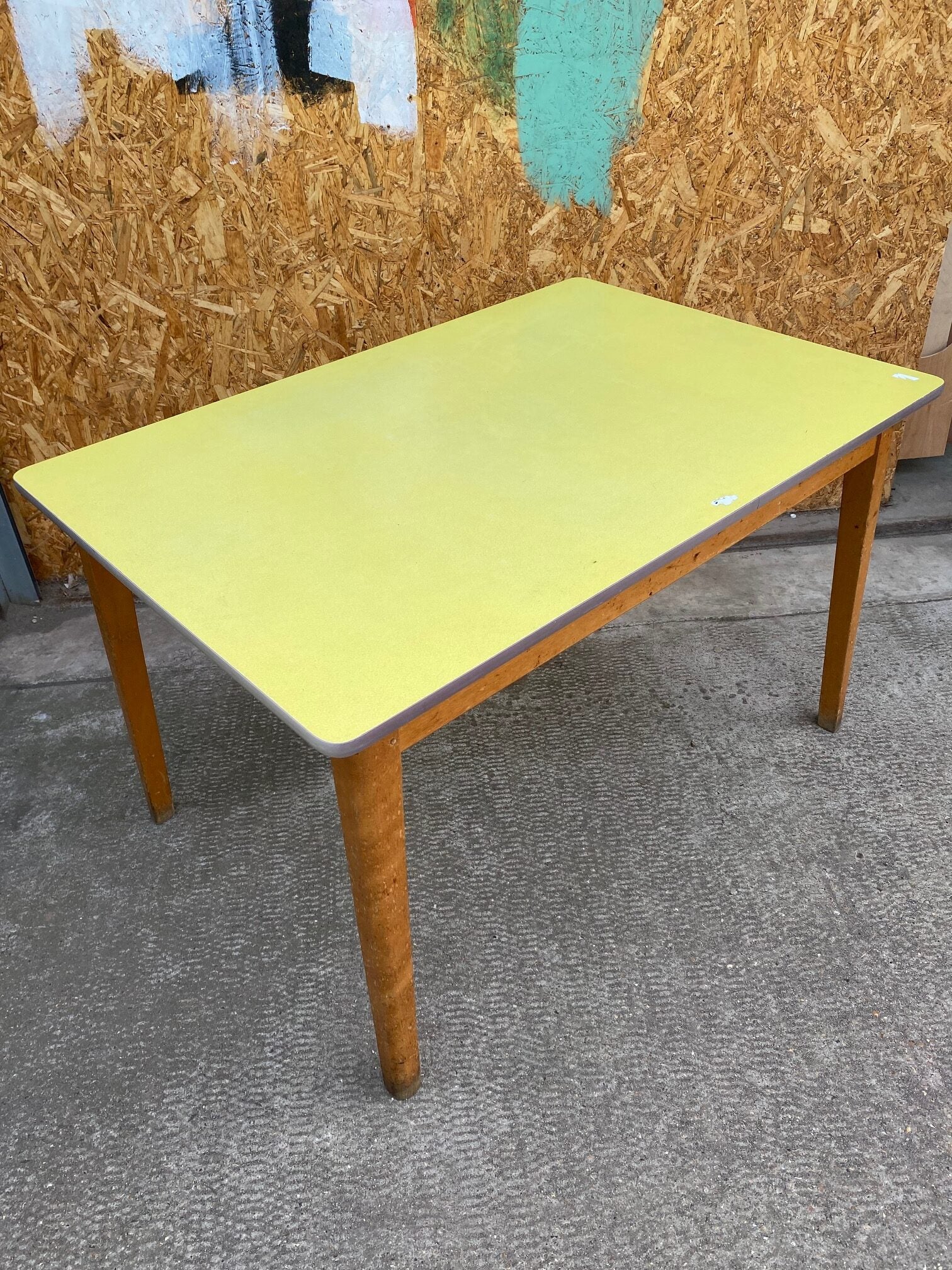 formica-yellow-table-4