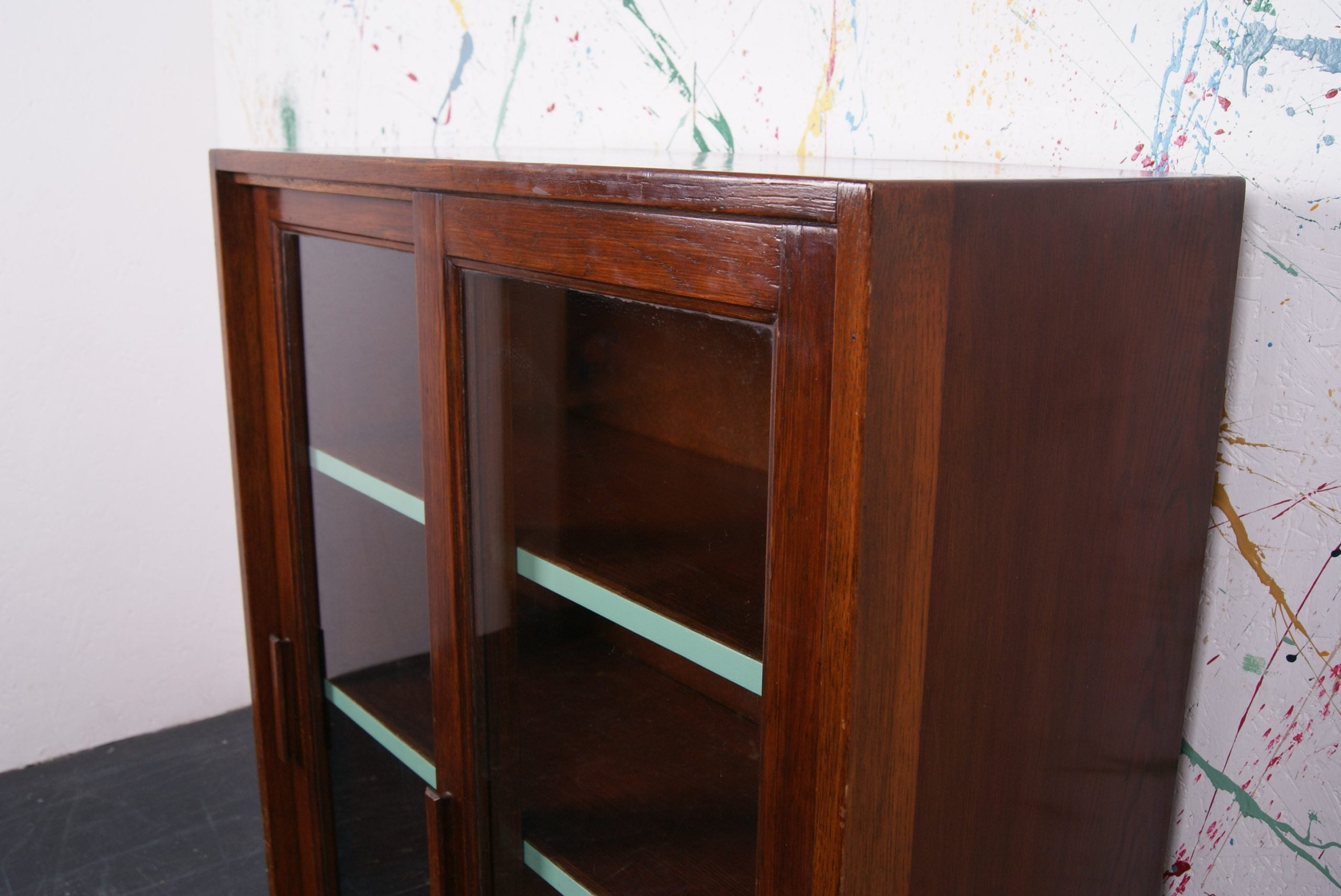 freestanding-glass-cabinet-2
