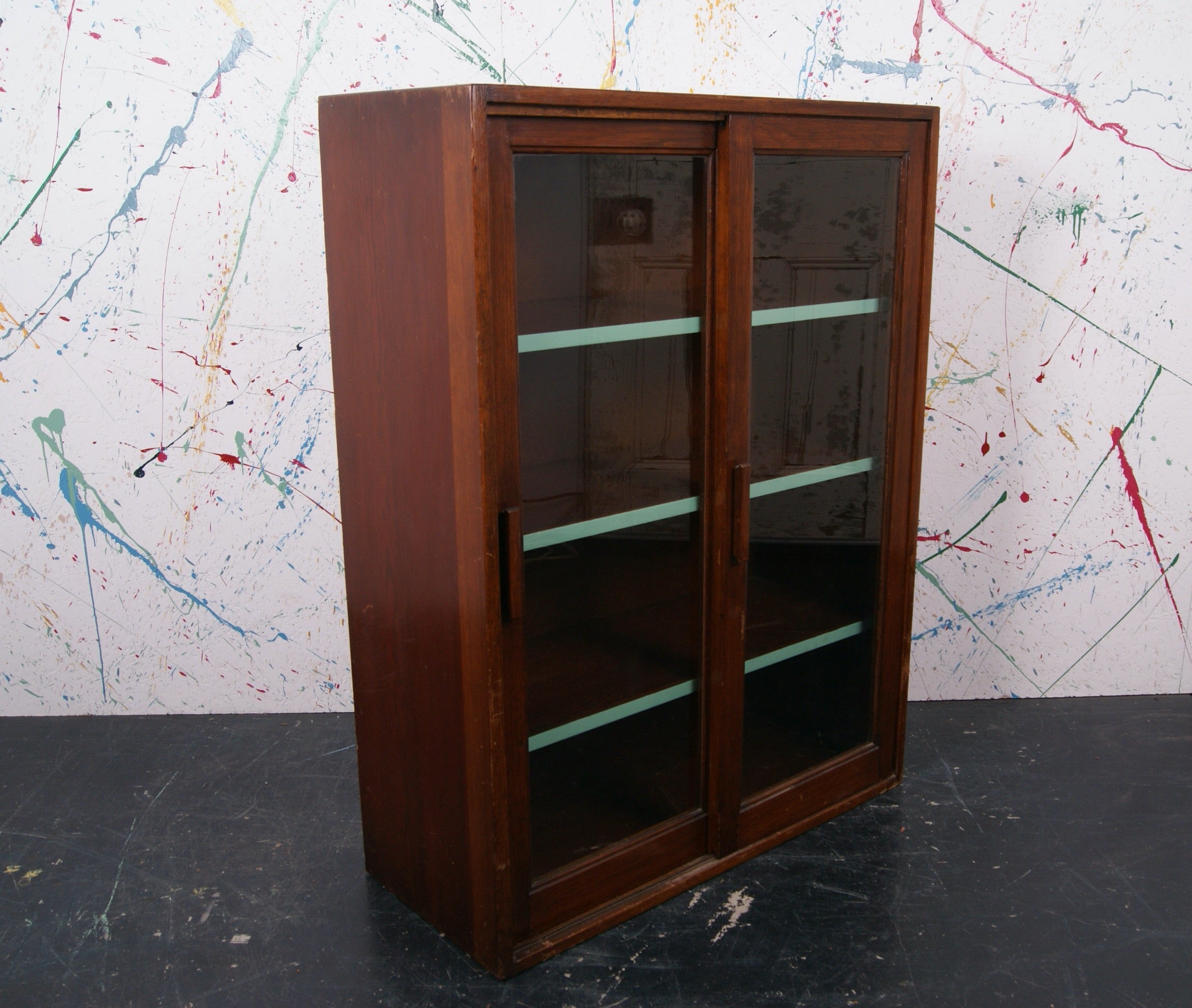 freestanding-glass-cabinet-4