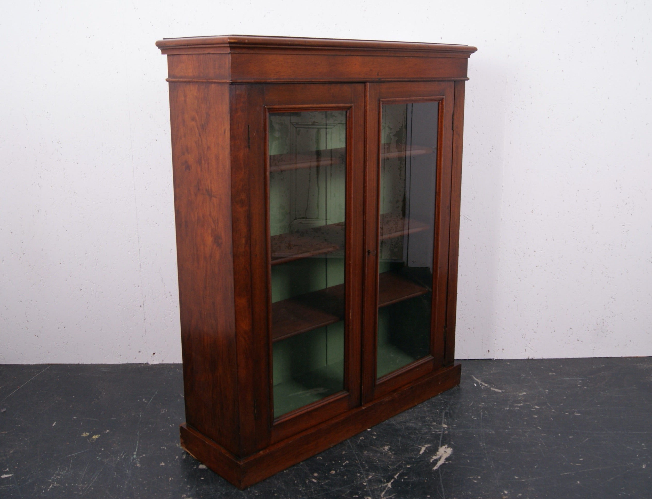 glass-cabinet-green-back-1