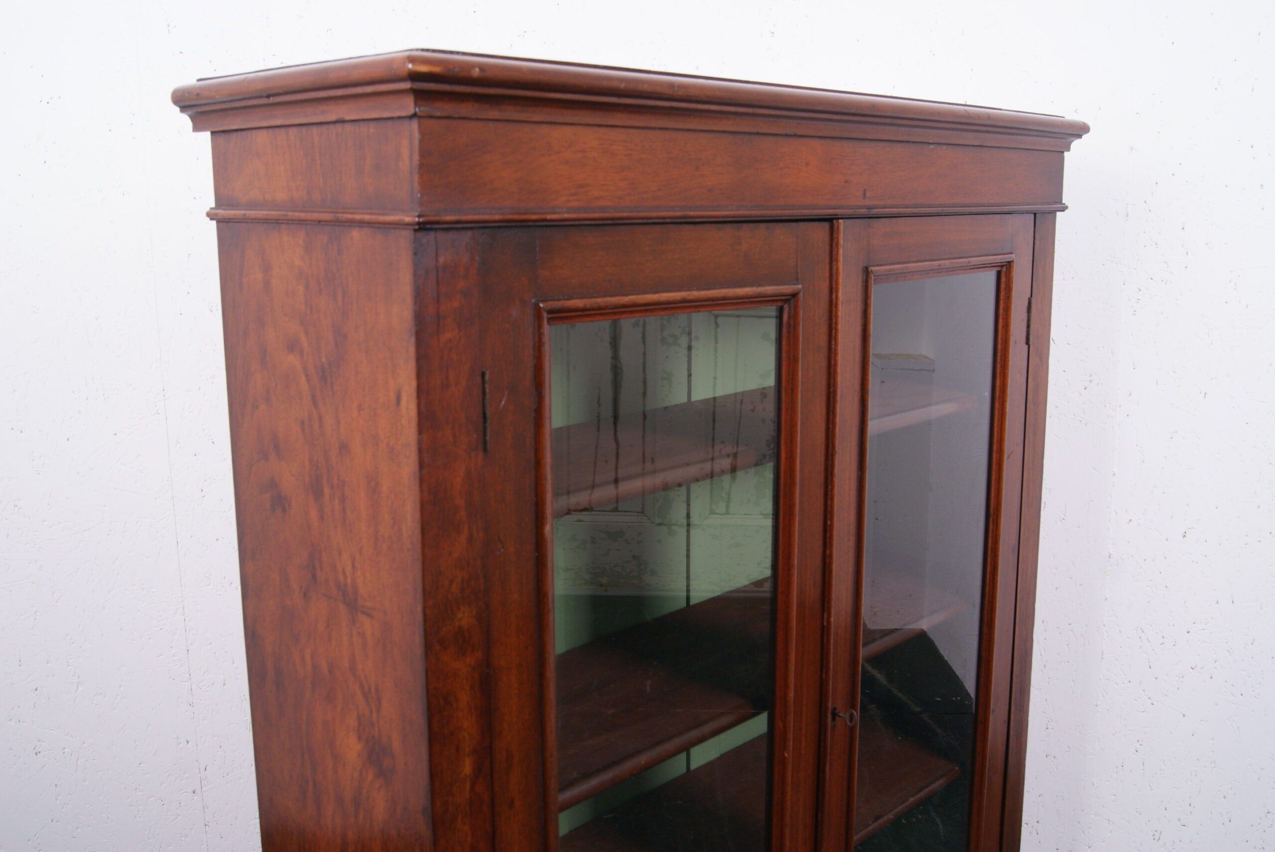 glass-cabinet-green-back-2