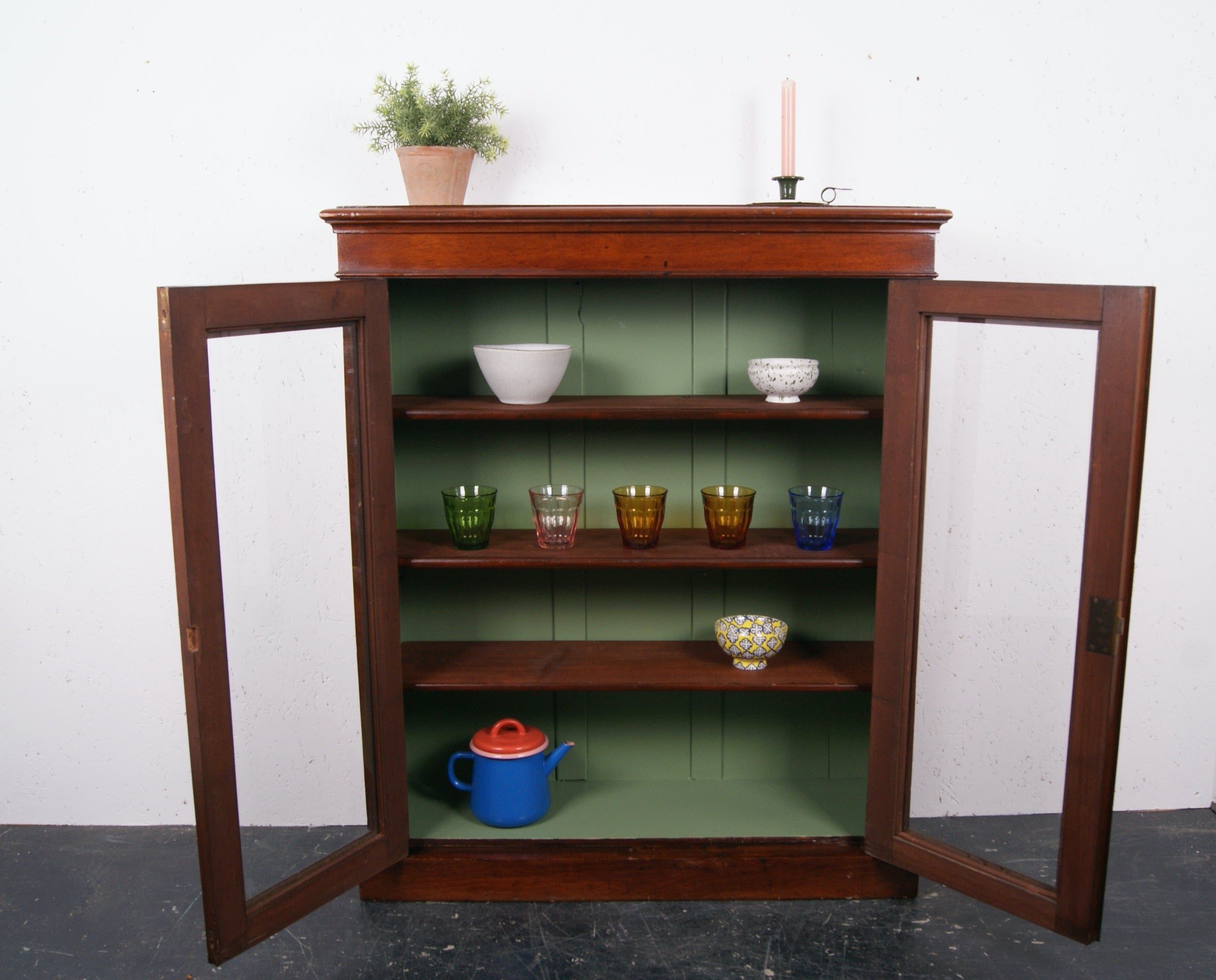 glass-cabinet-green-back-4