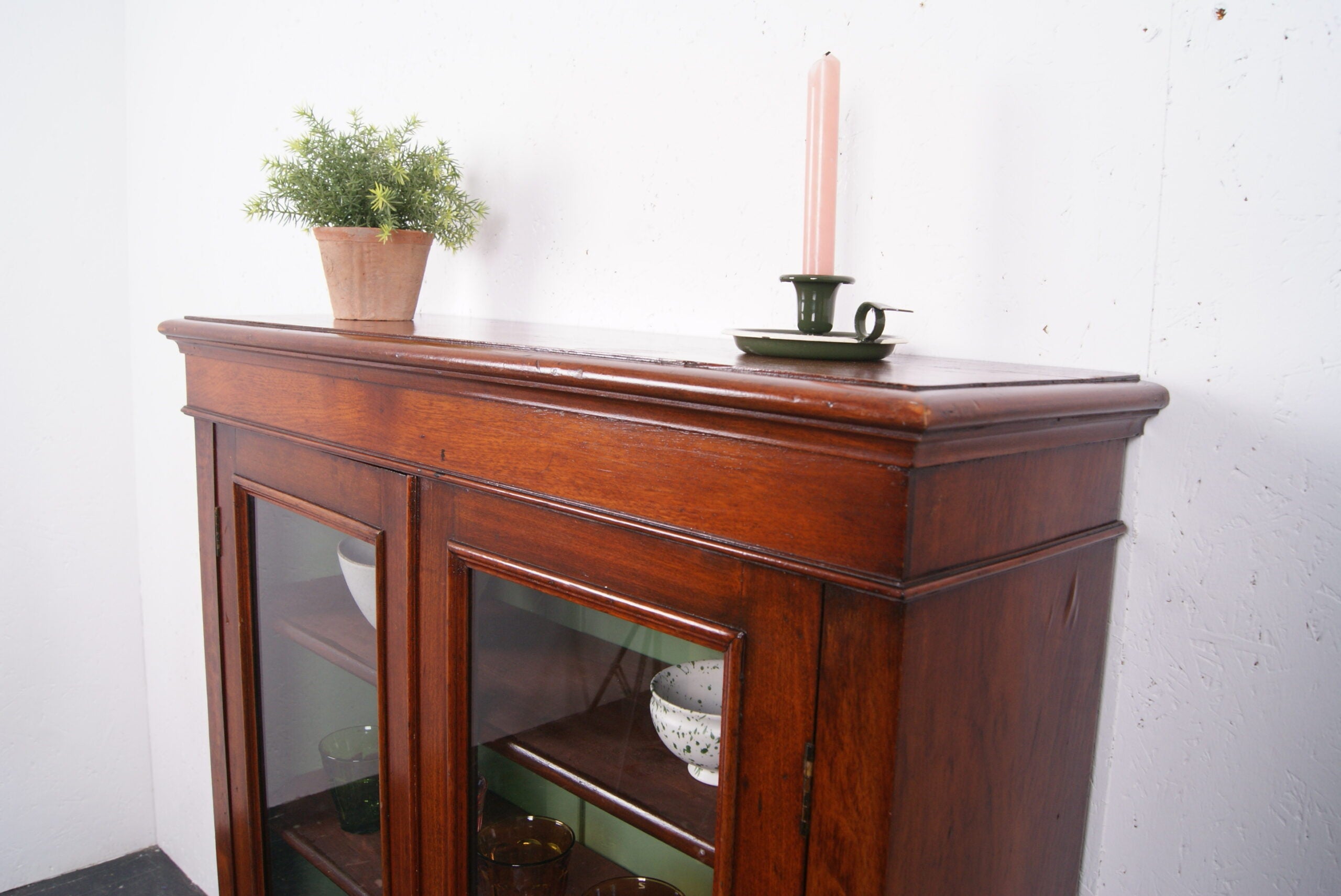 glass-cabinet-green-back-7