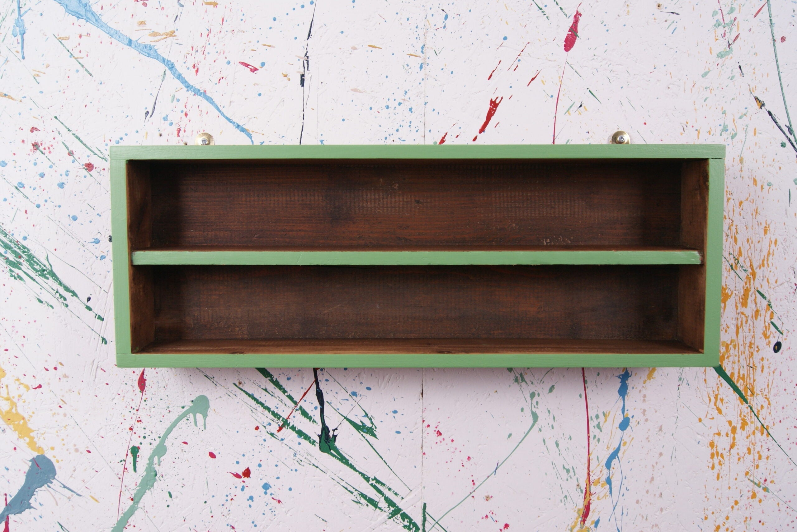 green-display-shelf-1
