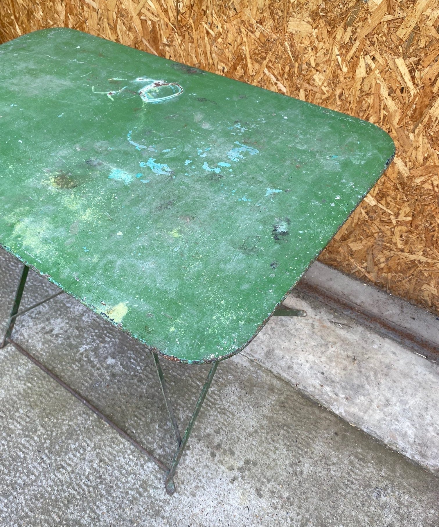 green-metal-garden-table-2