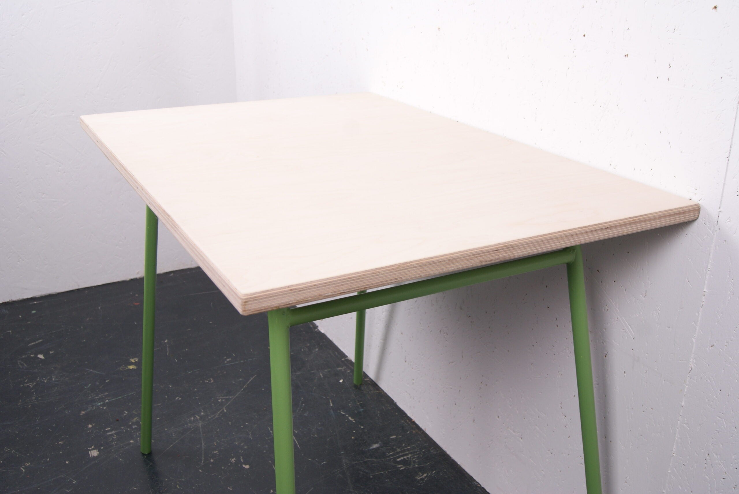 green-metal-legged-table-2