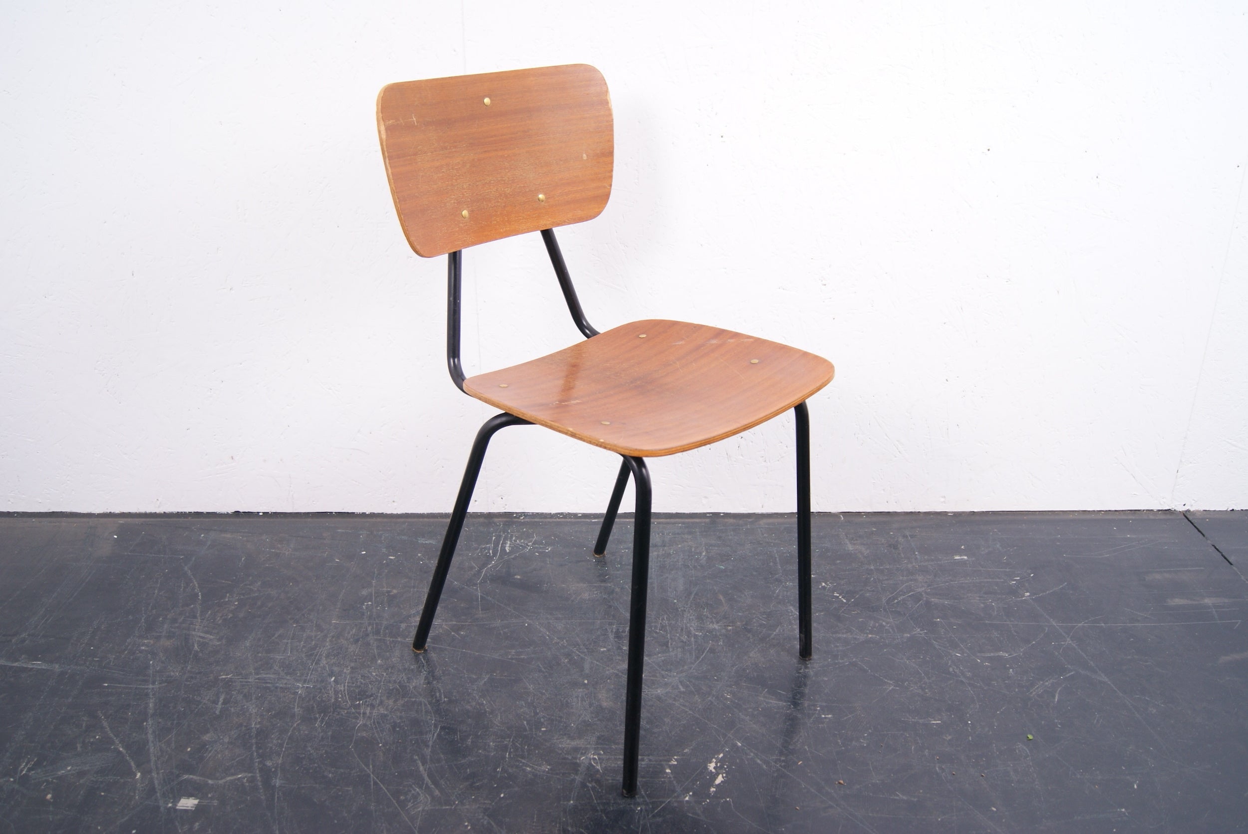 kids-black-chair-3