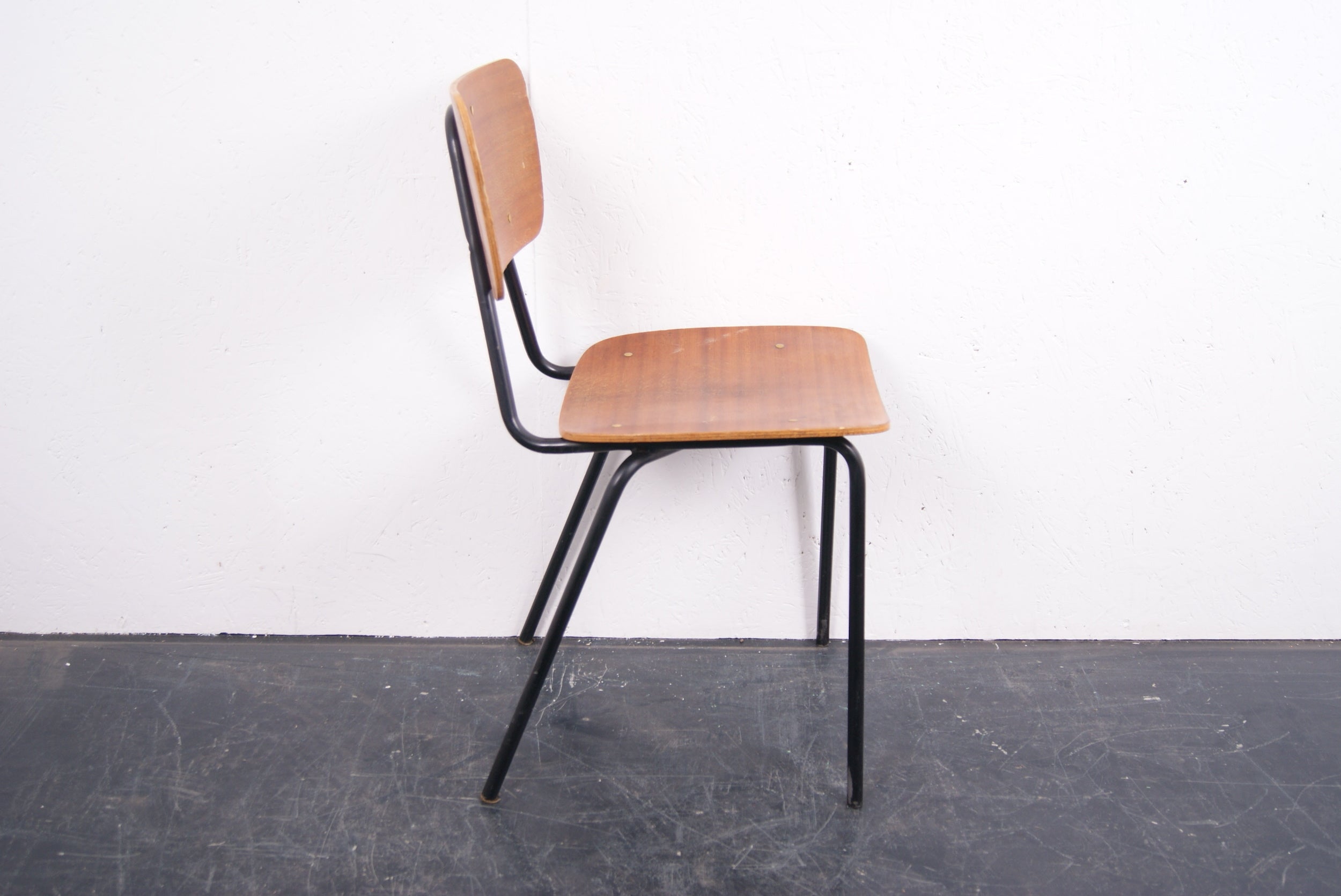 kids-black-chair-4